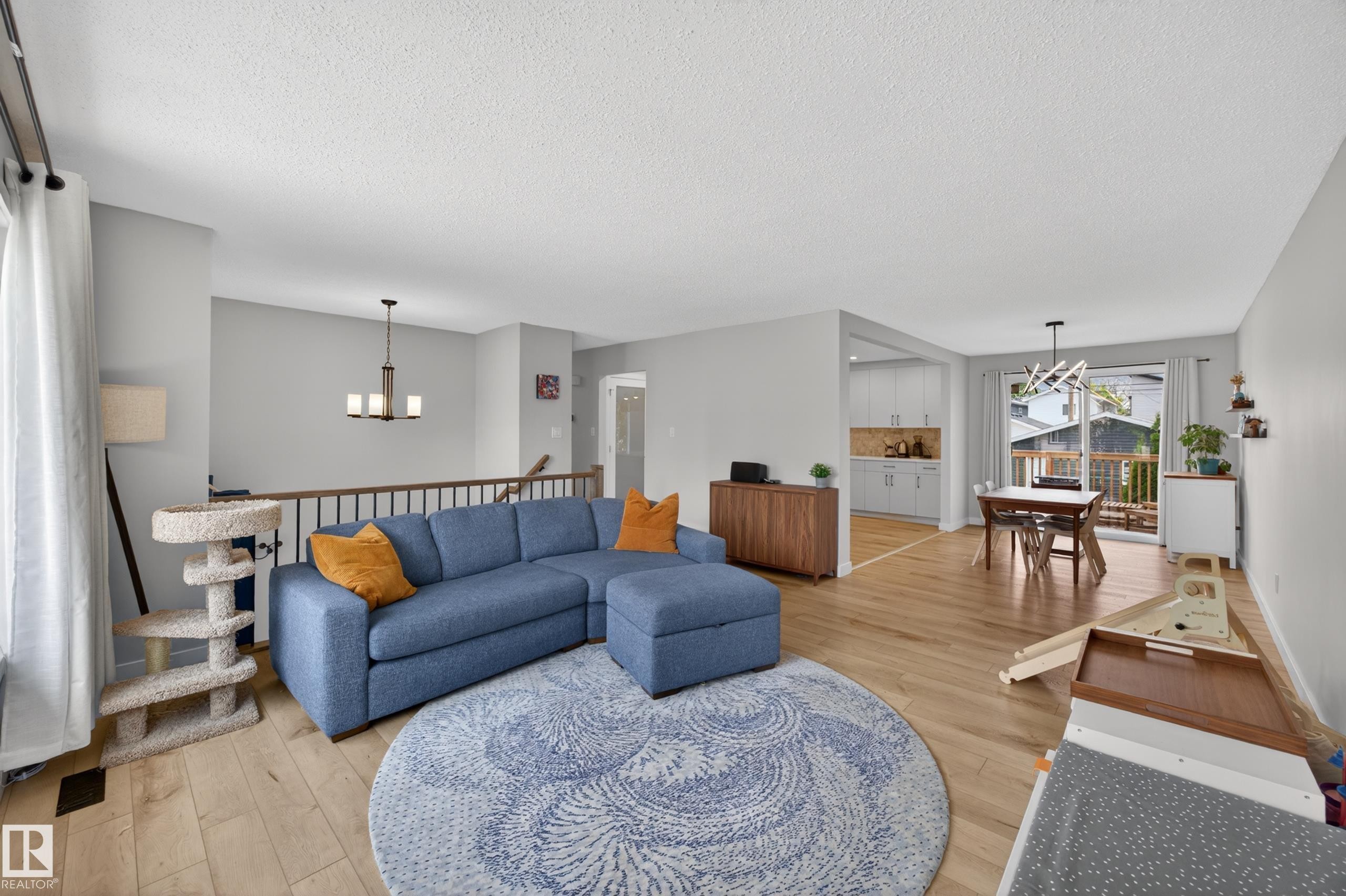 9915 154 Street Nw, Edmonton, AB - Indoor Photo Showing Living Room