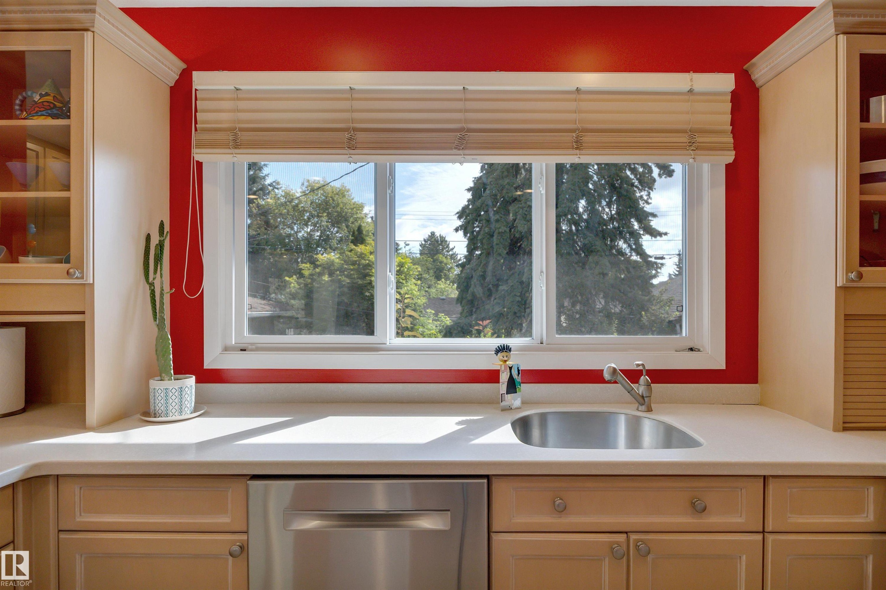 5331 105 Street Nw, Edmonton, AB - Indoor Photo Showing Kitchen