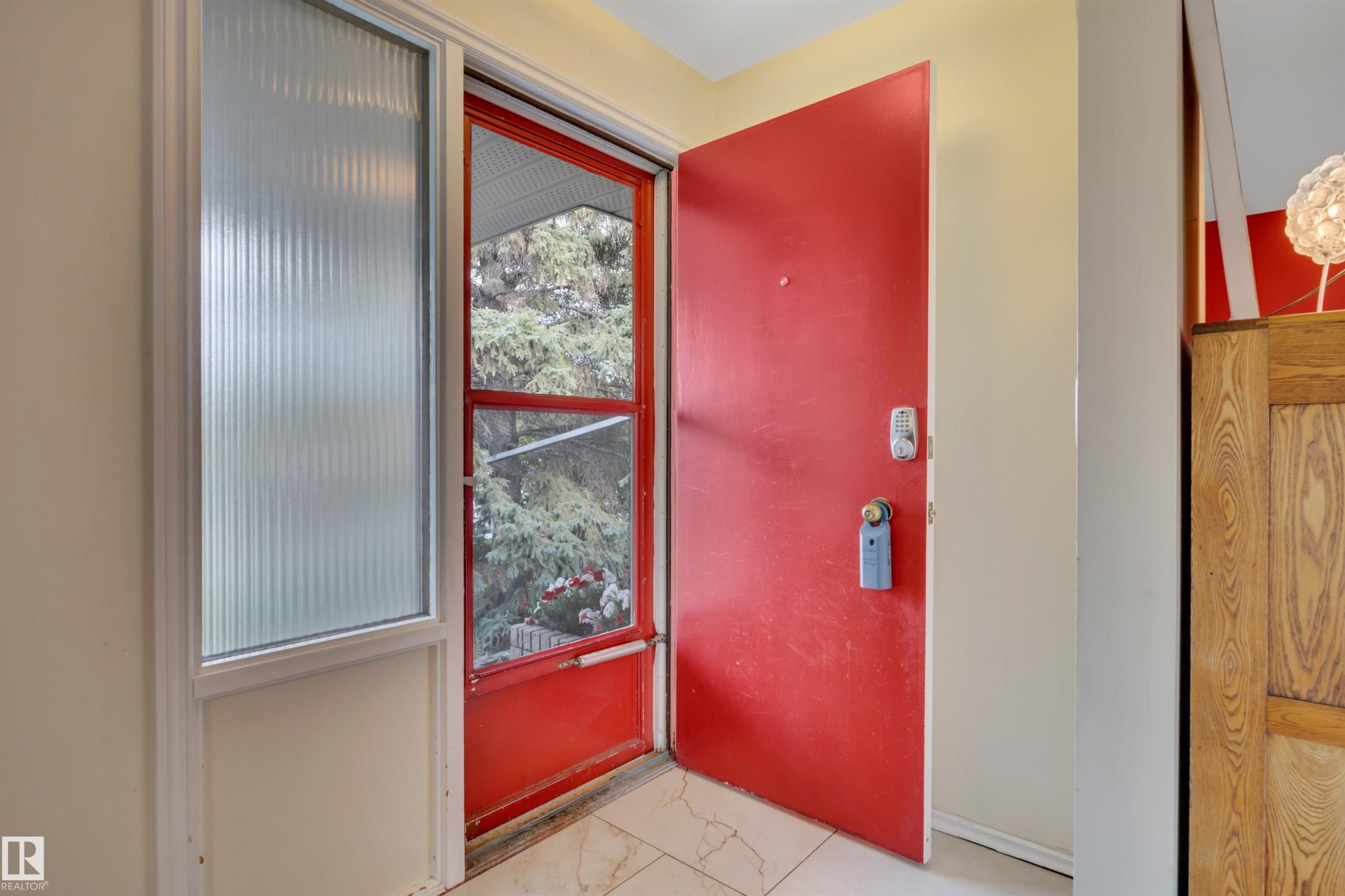5331 105 Street Nw, Edmonton, AB - Indoor Photo Showing Other Room