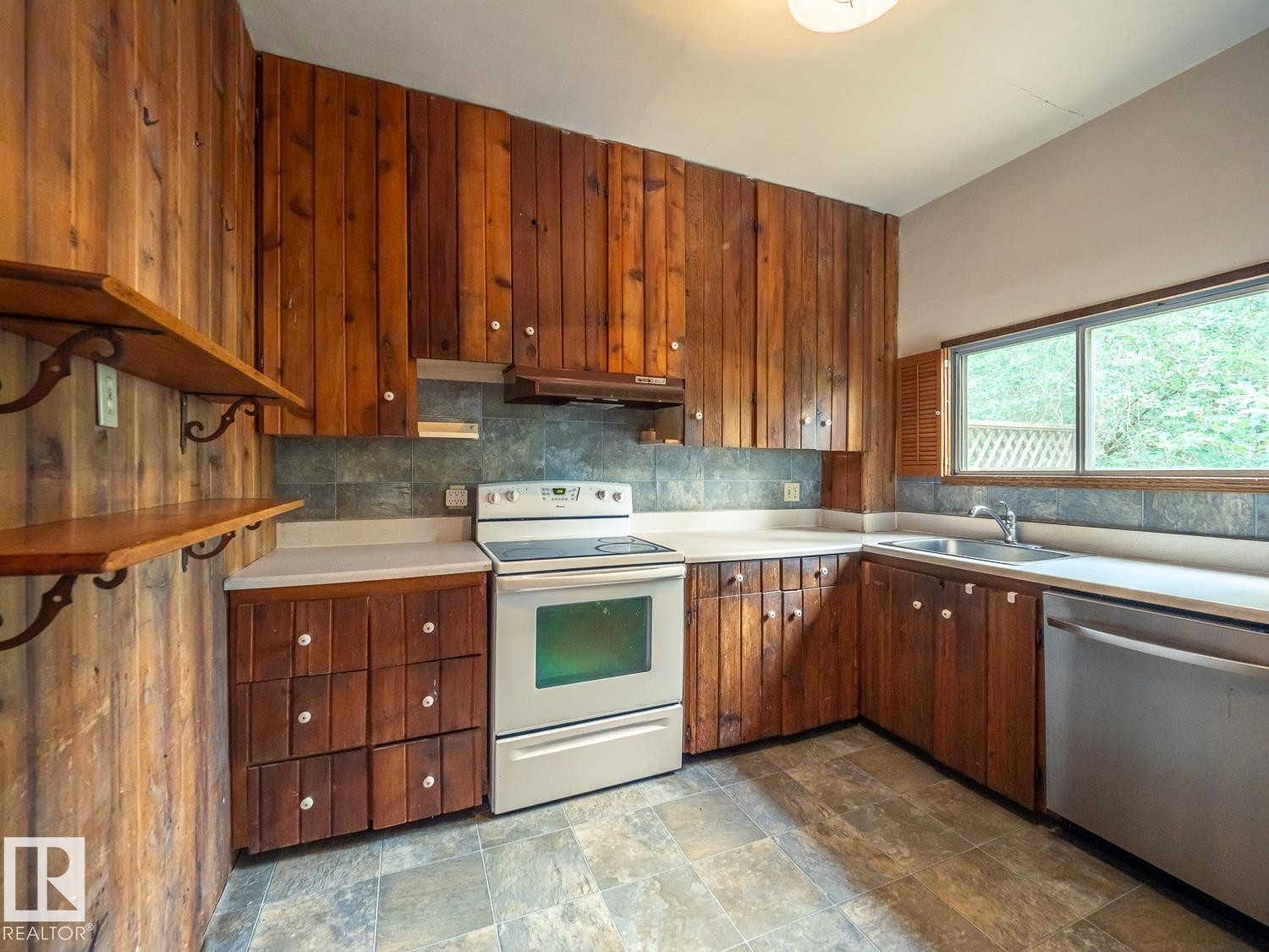 11005 80 Avenue Nw, Edmonton, AB - Indoor Photo Showing Kitchen