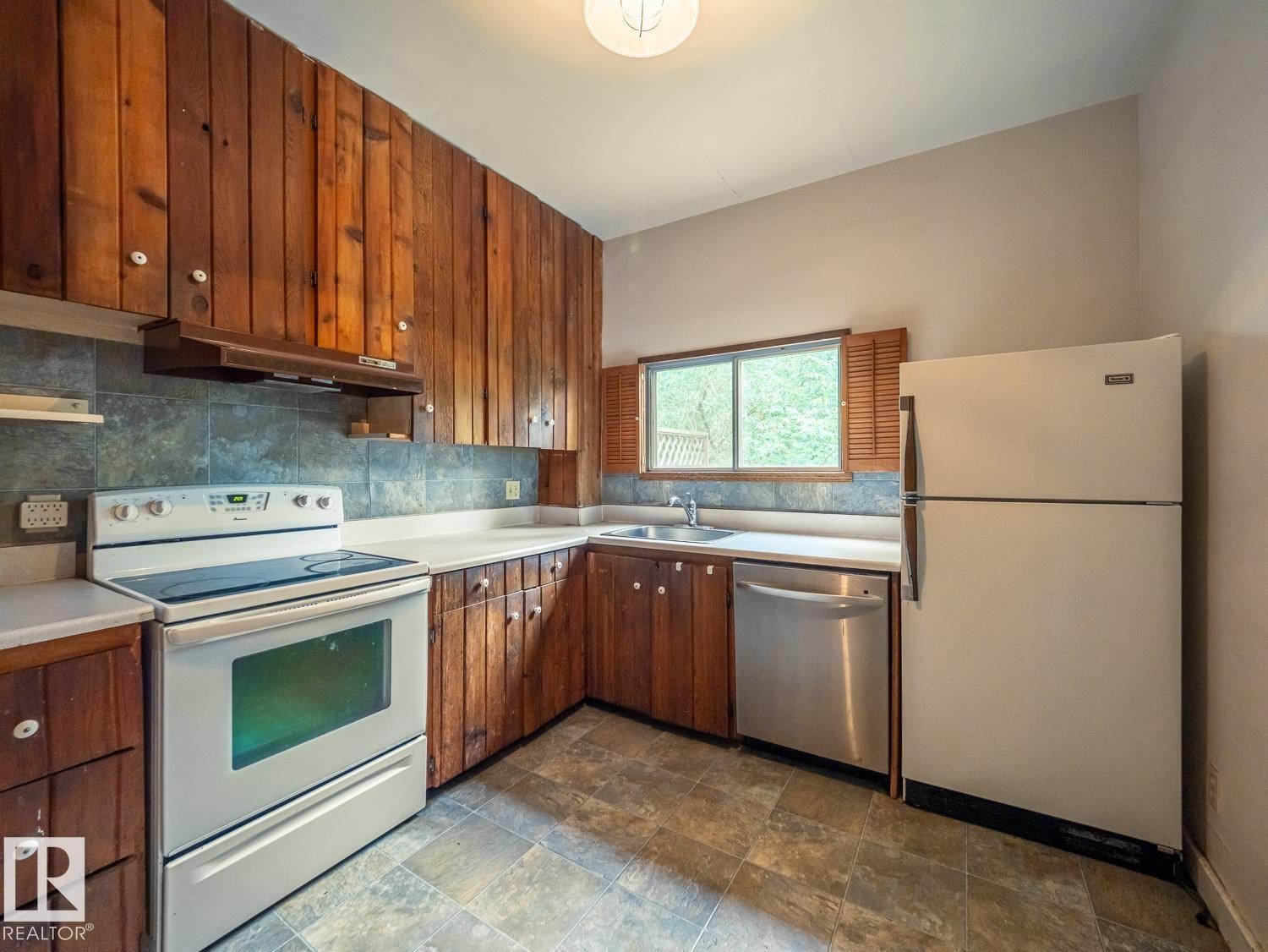 11005 80 Avenue Nw, Edmonton, AB - Indoor Photo Showing Kitchen
