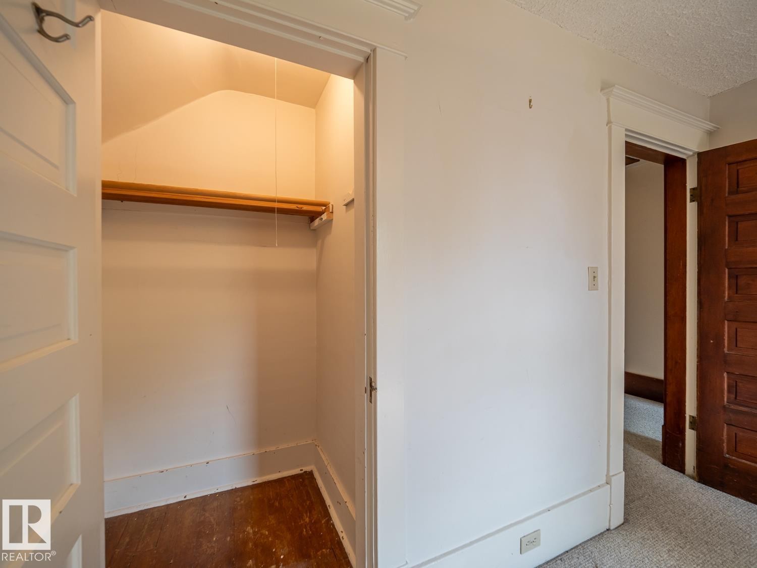 11005 80 Avenue Nw, Edmonton, AB - Indoor