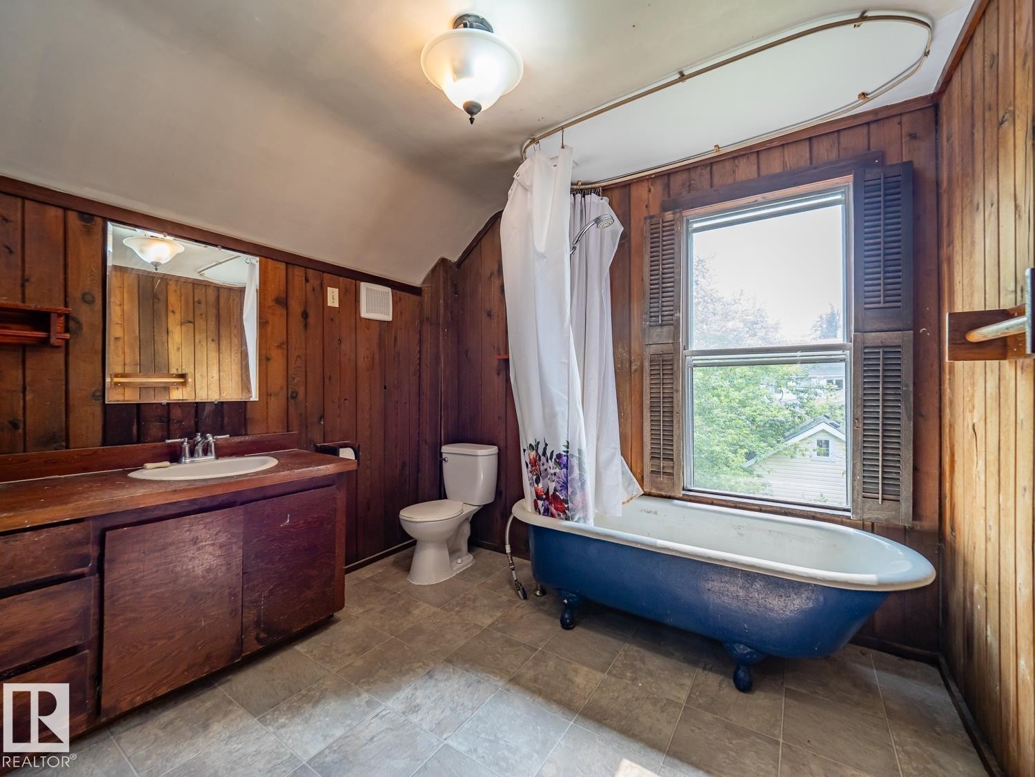 11005 80 Avenue Nw, Edmonton, AB - Indoor Photo Showing Bathroom