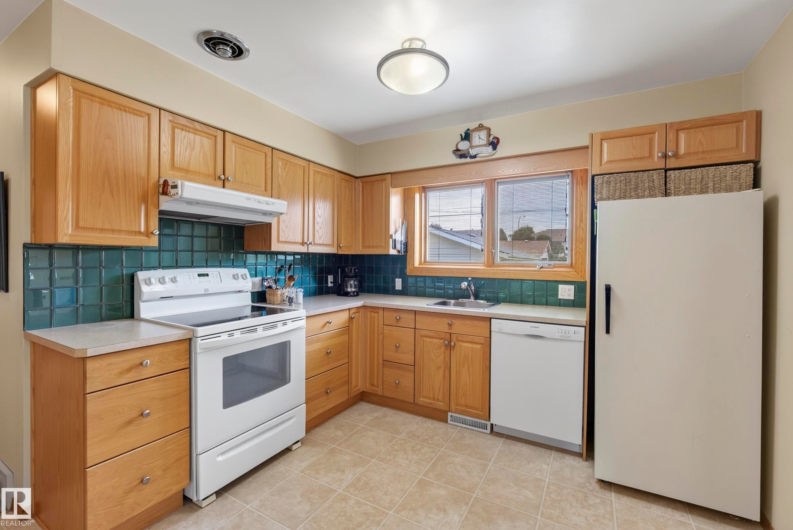 10623 67 Street Nw, Edmonton, AB - Indoor Photo Showing Kitchen