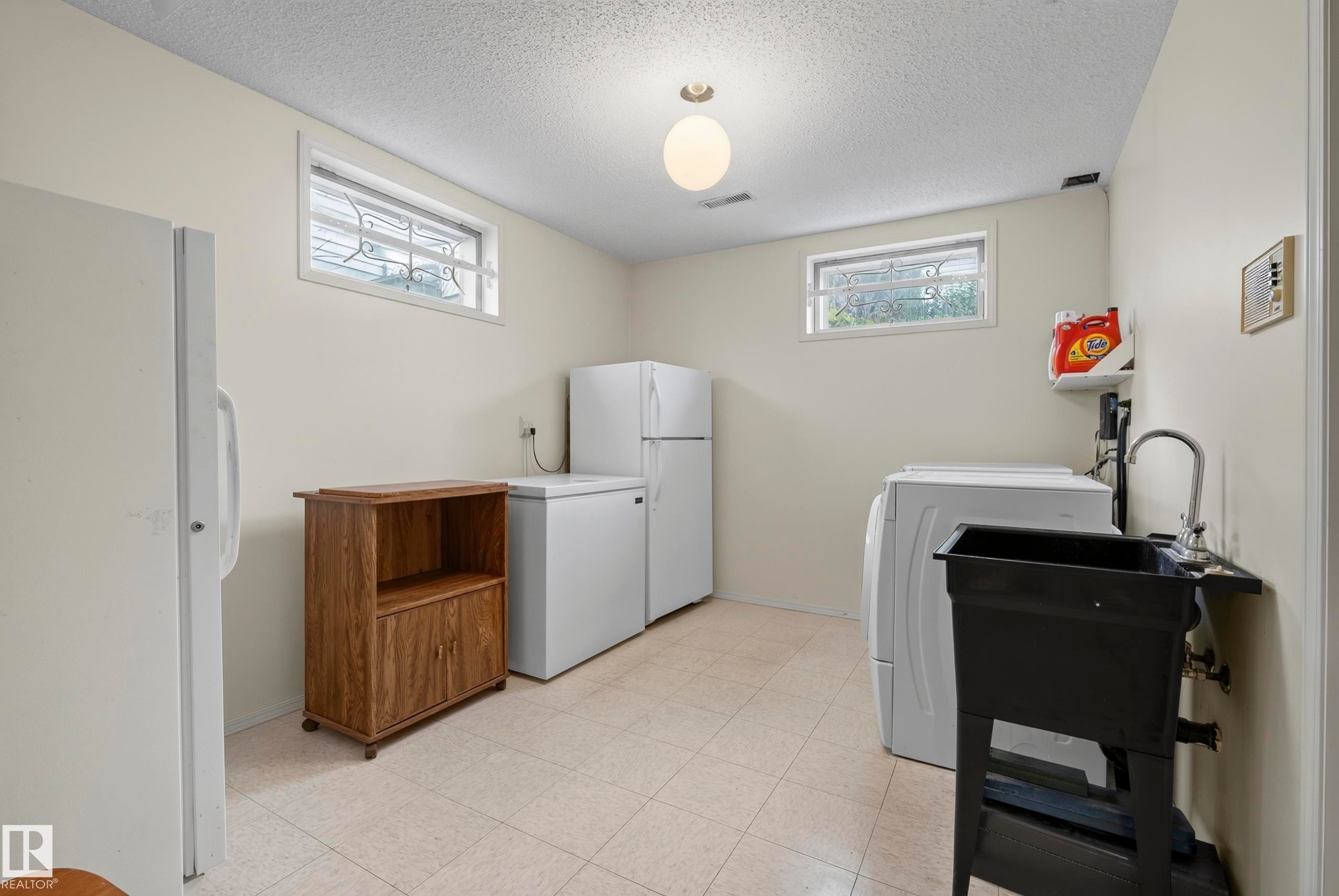 10623 67 Street Nw, Edmonton, AB - Indoor Photo Showing Laundry Room