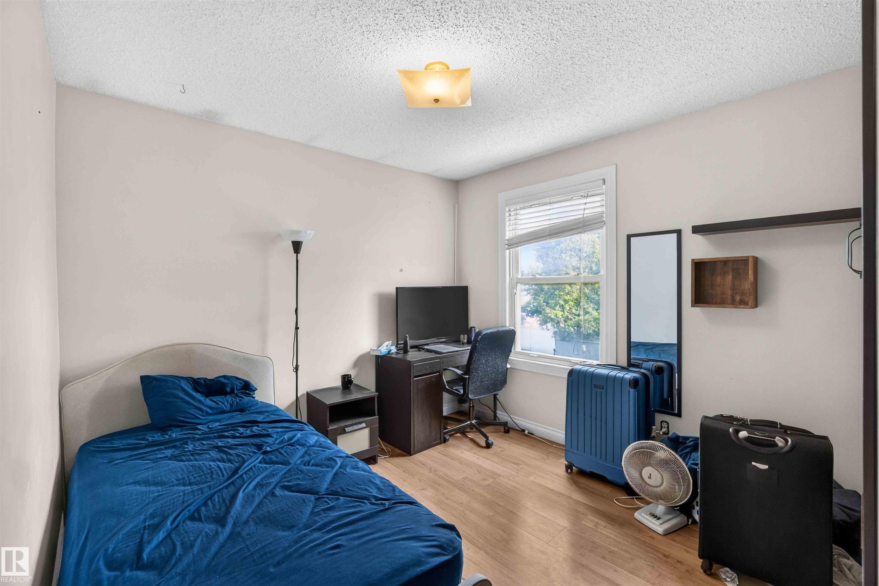 Wood-finish flooring, single window with blinds, overhead mounted light fixture, and light-toned walls - 17127 109 Street Nw, Edmonton, AB - Indoor