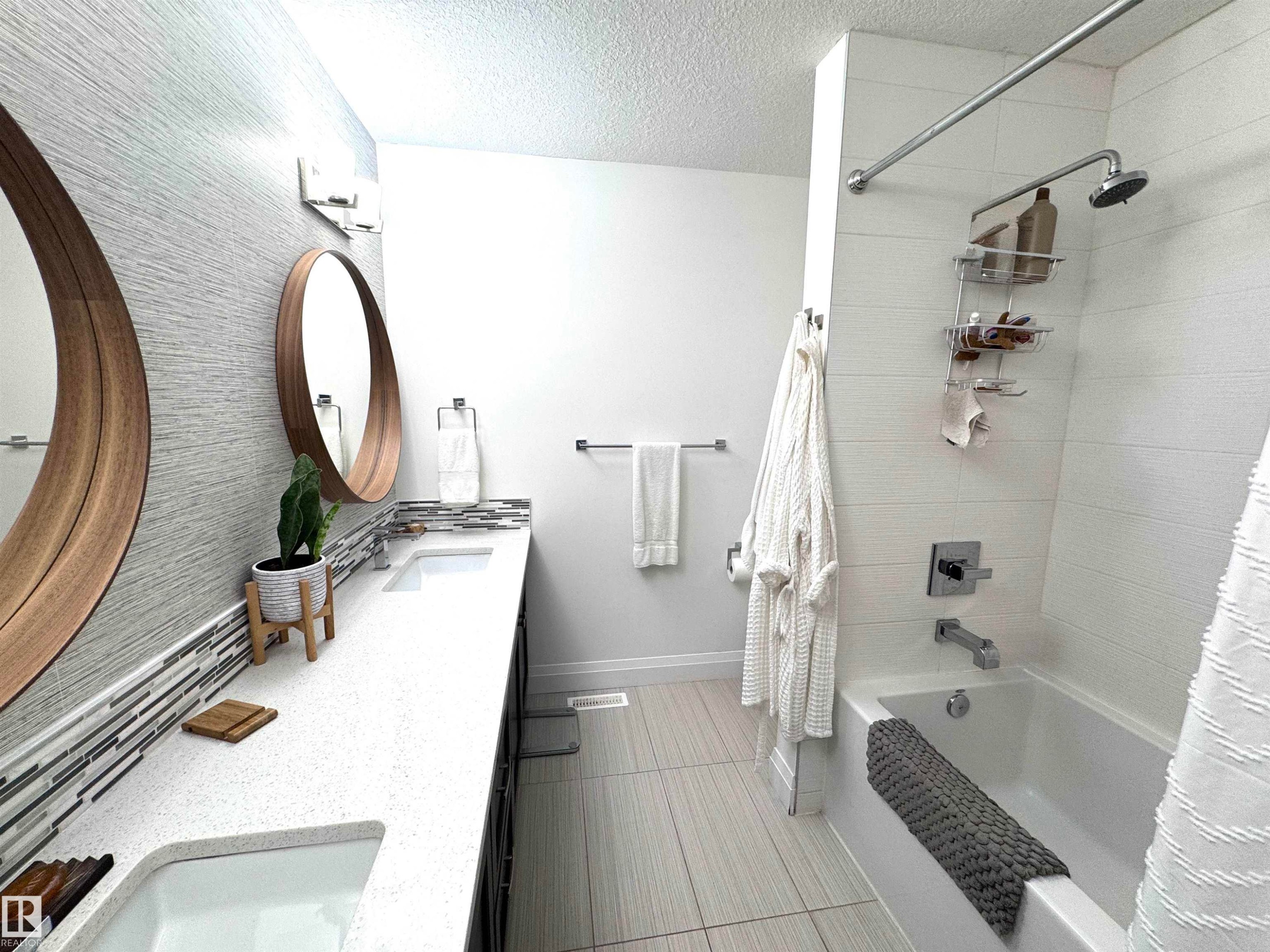 7004 97 Street Nw, Edmonton, AB - Indoor Photo Showing Bathroom