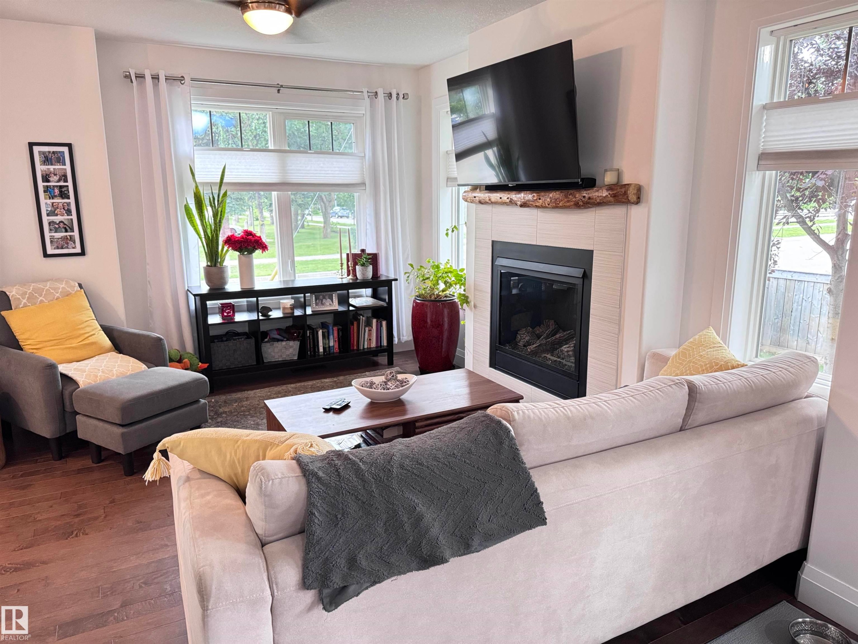 7004 97 Street Nw, Edmonton, AB - Indoor Photo Showing Living Room With Fireplace
