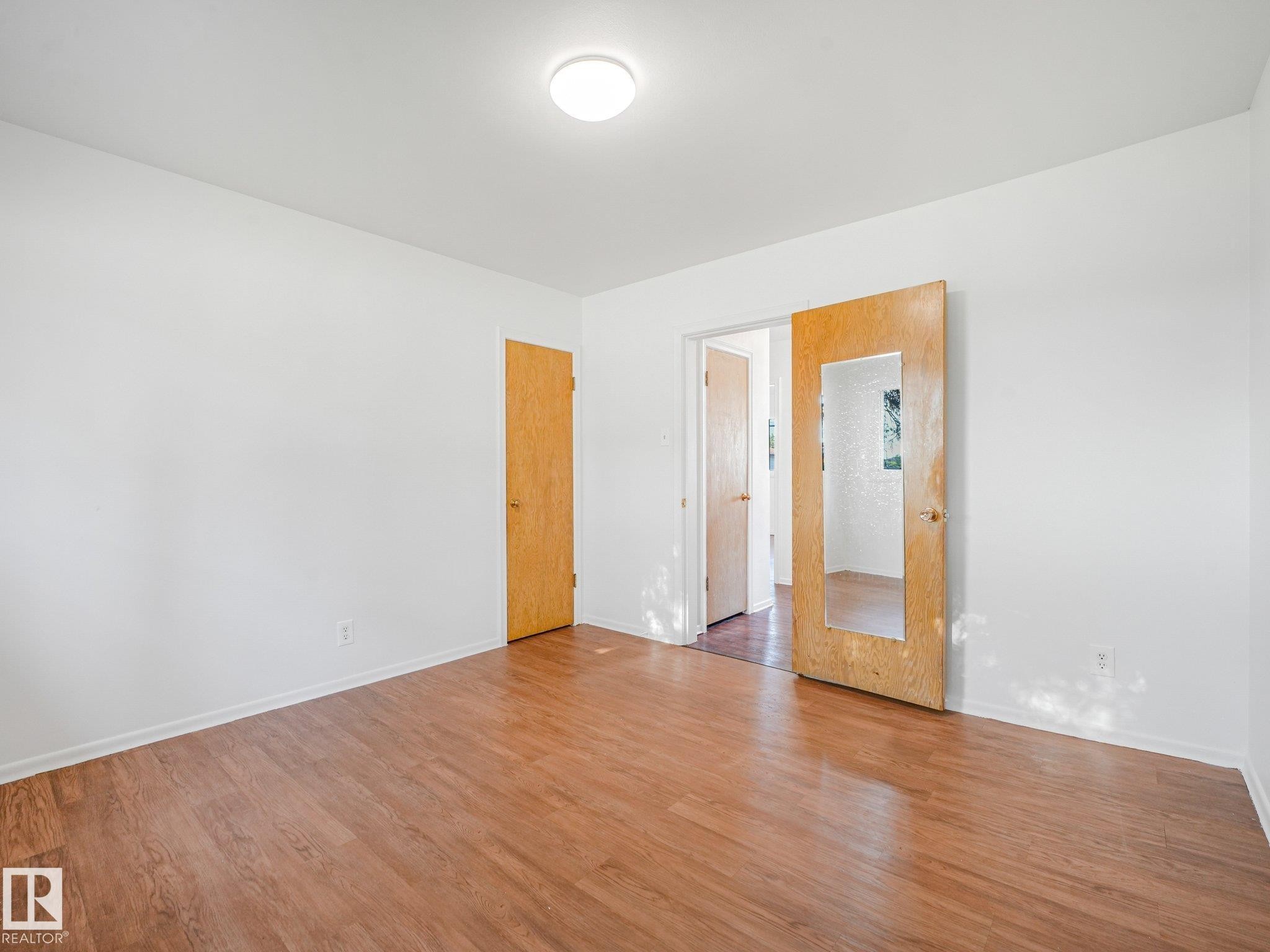 6112 105A Street Nw, Edmonton, AB - Indoor Photo Showing Other Room