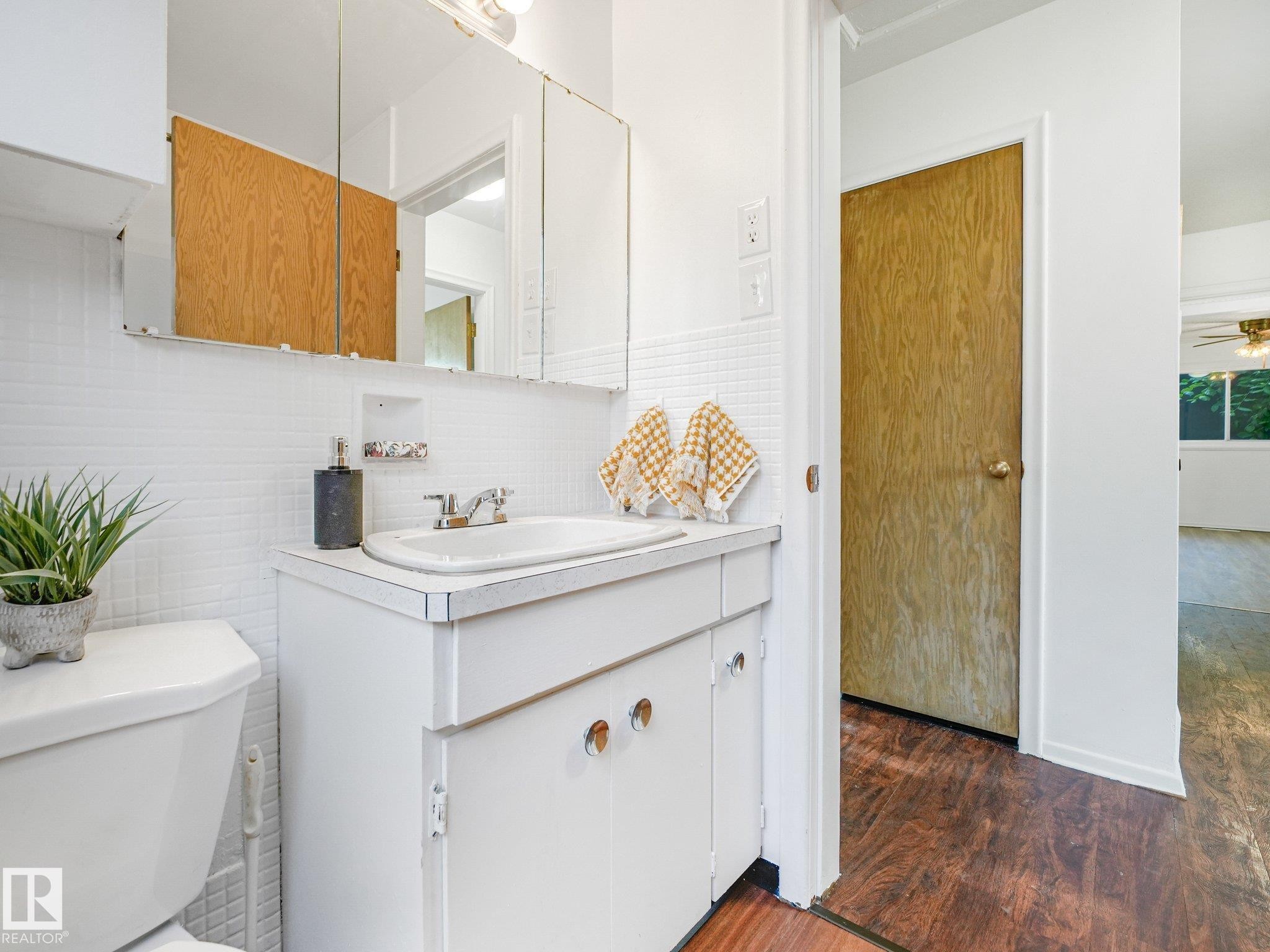 Main Bathroom - 6112 105A Street Nw, Edmonton, AB - Indoor Photo Showing Bathroom