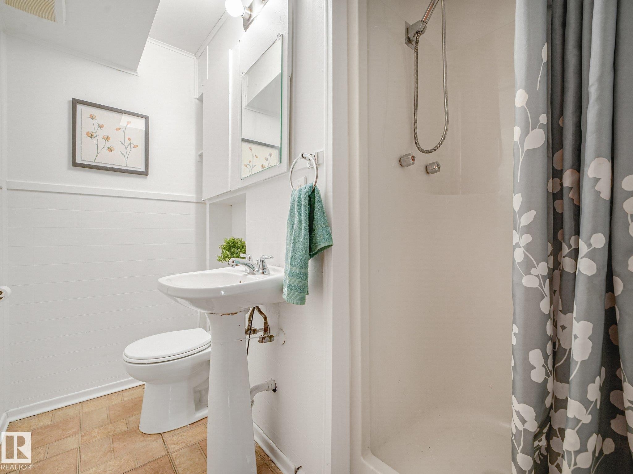 Basement Suite Bathroom - 6112 105A Street Nw, Edmonton, AB - Indoor Photo Showing Bathroom