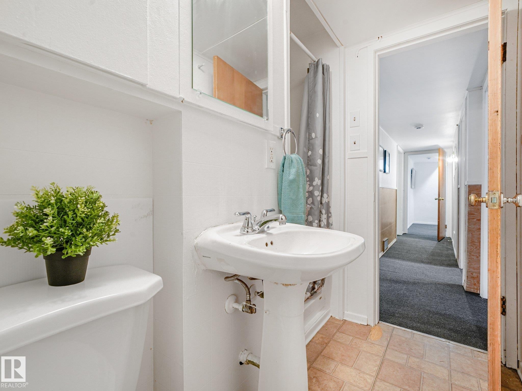 6112 105A Street Nw, Edmonton, AB - Indoor Photo Showing Bathroom