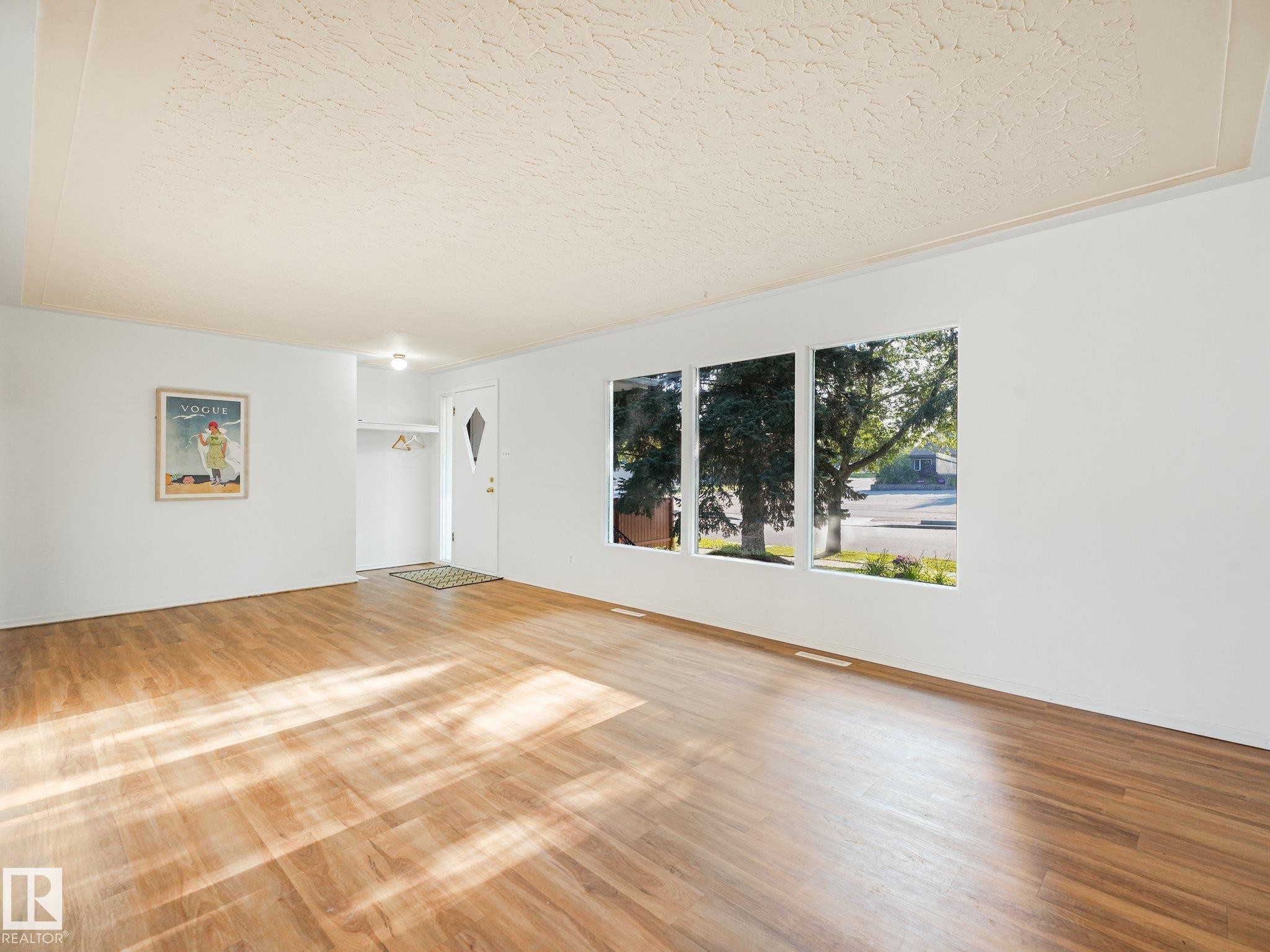 Expansive living area and a multi-pane window - 6112 105A Street Nw, Edmonton, AB - Indoor Photo Showing Living Room