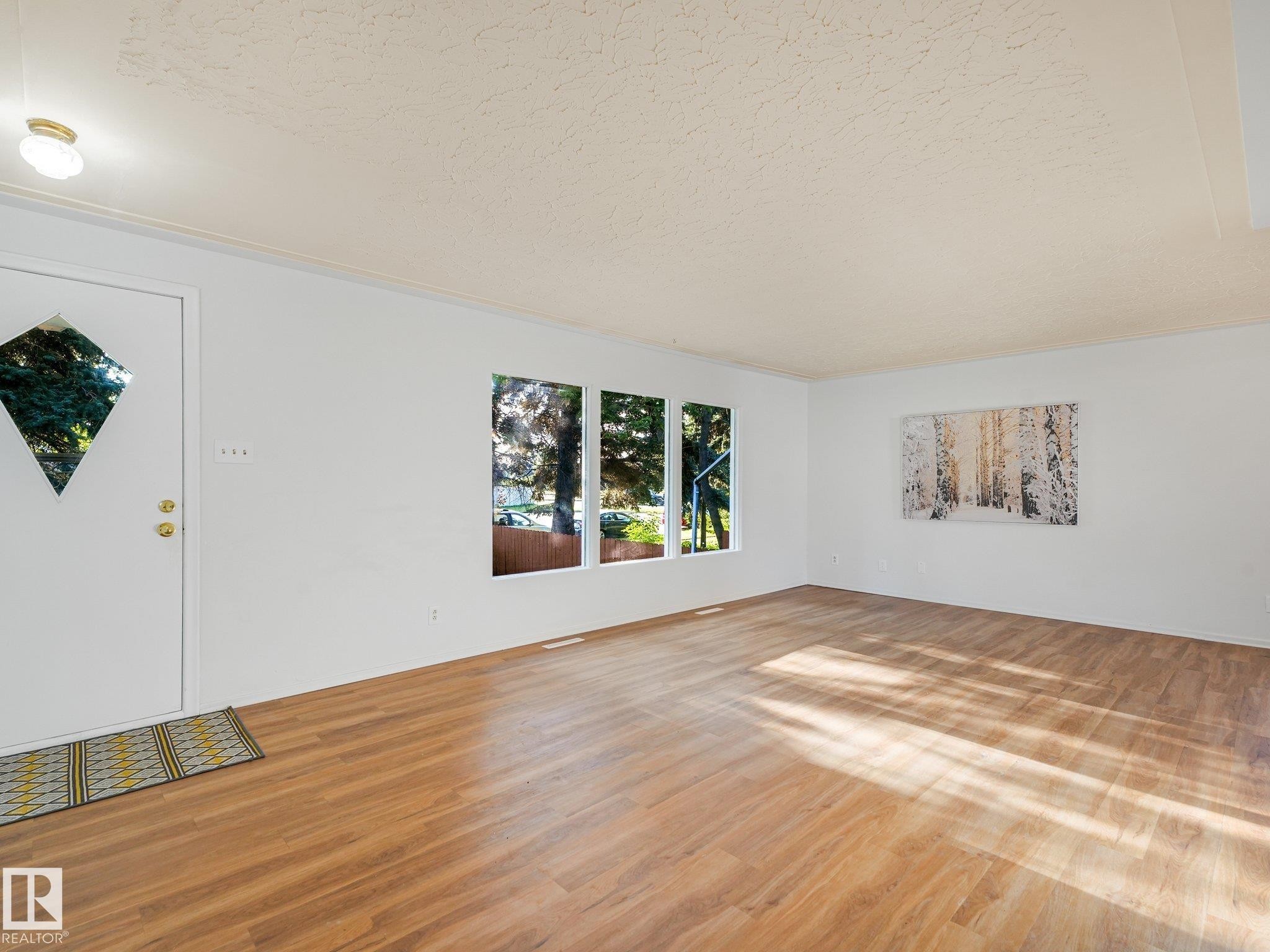 6112 105A Street Nw, Edmonton, AB - Indoor Photo Showing Living Room