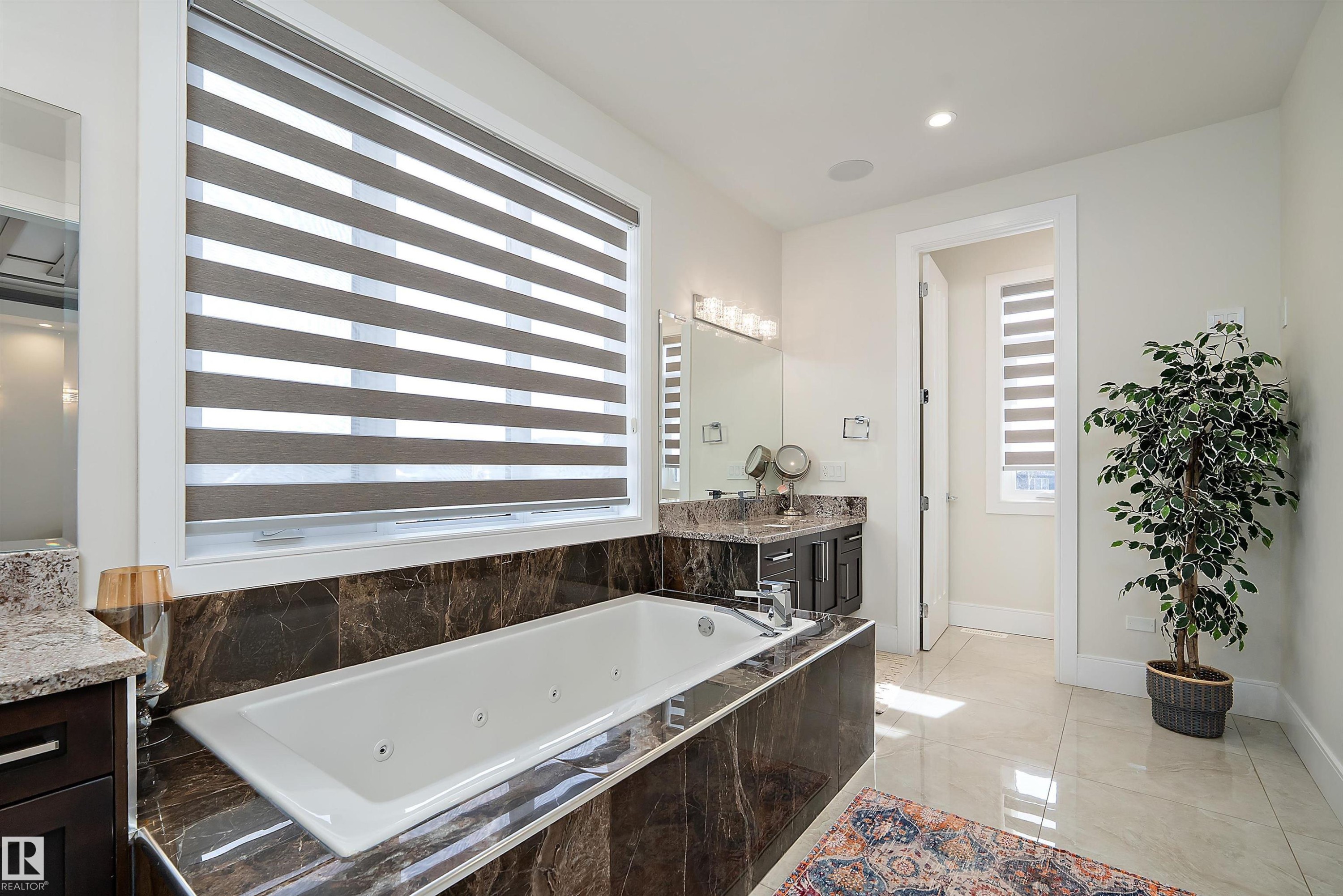 3644 Westcliff Way Sw, Edmonton, AB - Indoor Photo Showing Bathroom