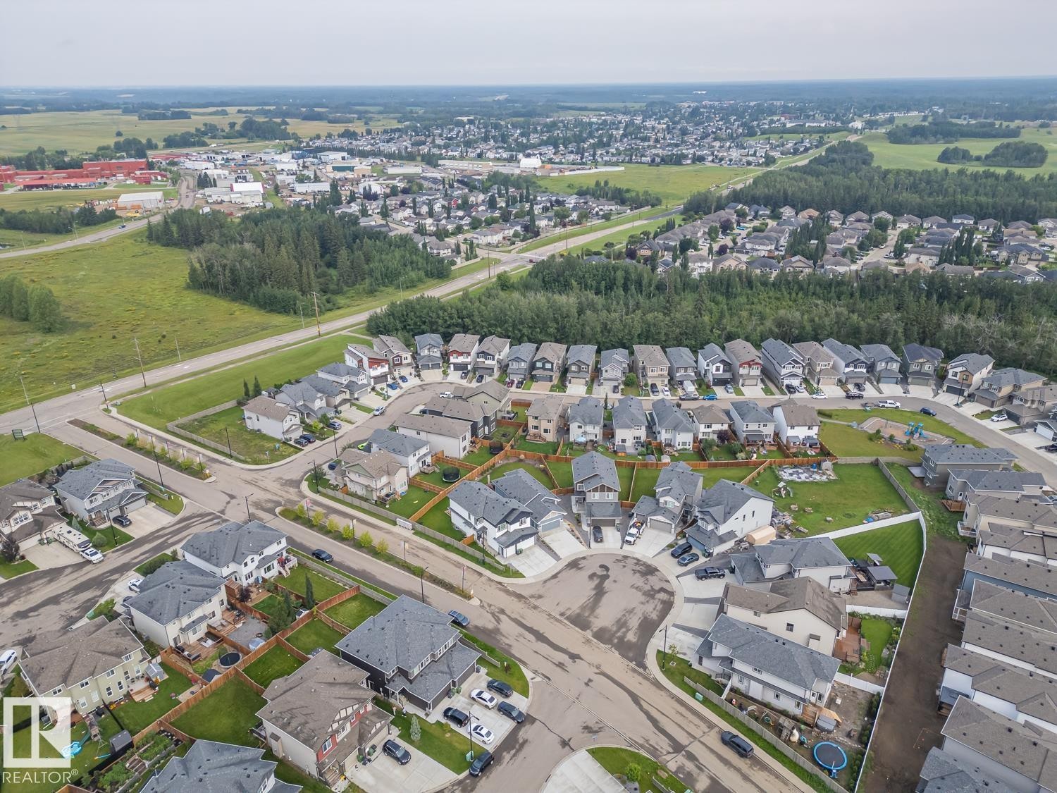 Residential neighborhood featuring single-family homes and undeveloped land - 97 Astoria Point(E), Devon, AB - With View