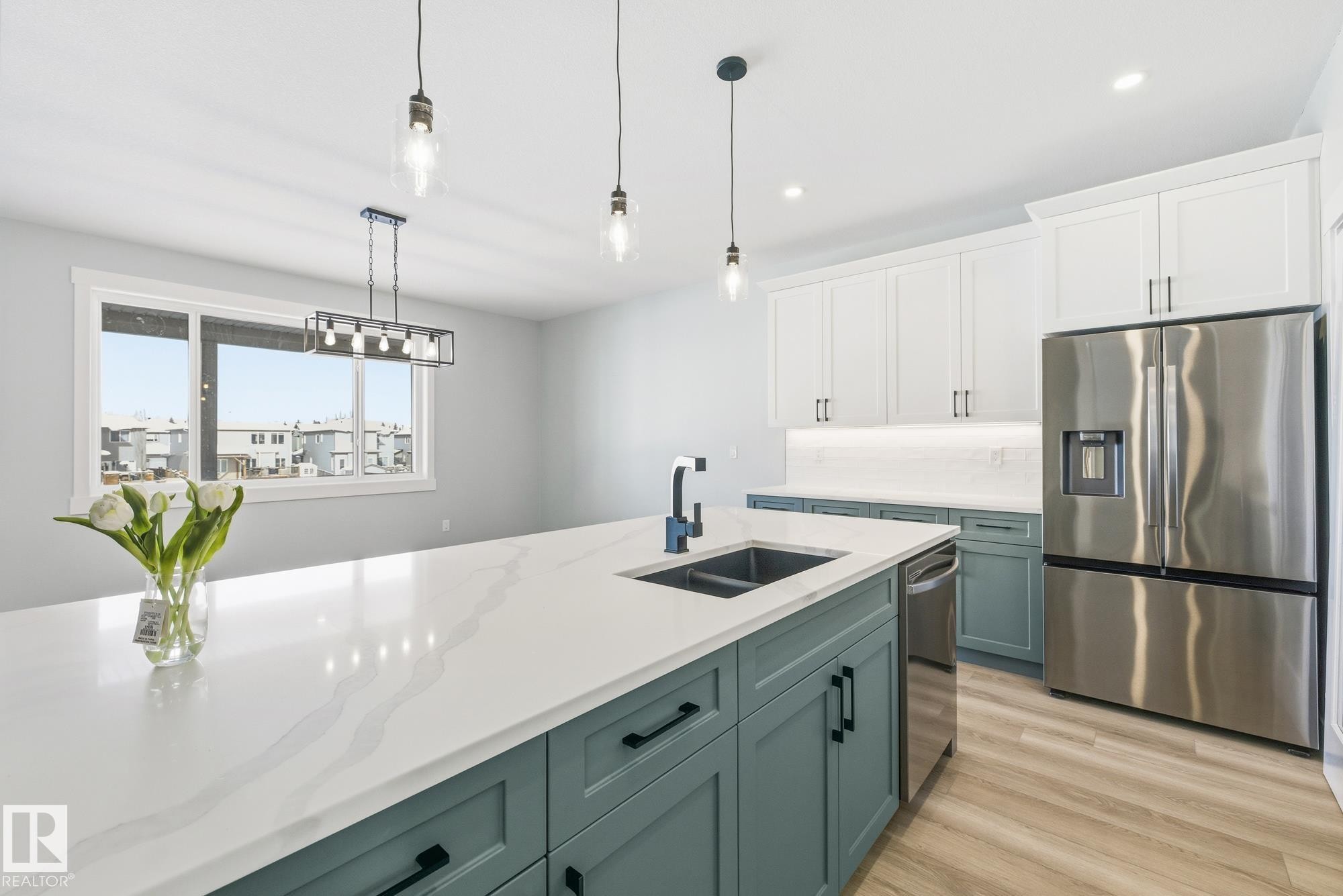 28 Harley Way, Spruce Grove, AB - Indoor Photo Showing Kitchen With Double Sink With Upgraded Kitchen