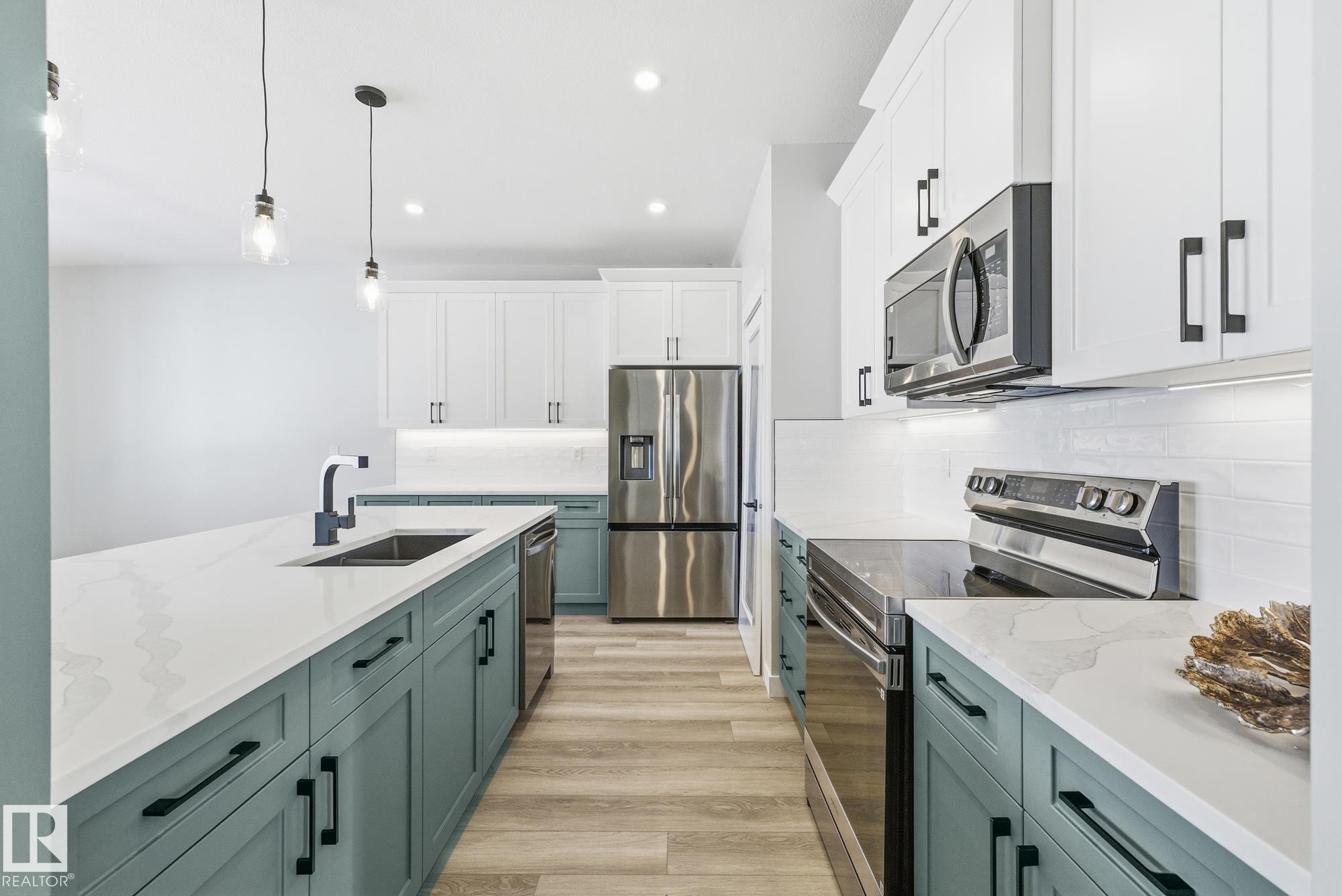 28 Harley Way, Spruce Grove, AB - Indoor Photo Showing Kitchen With Double Sink With Upgraded Kitchen