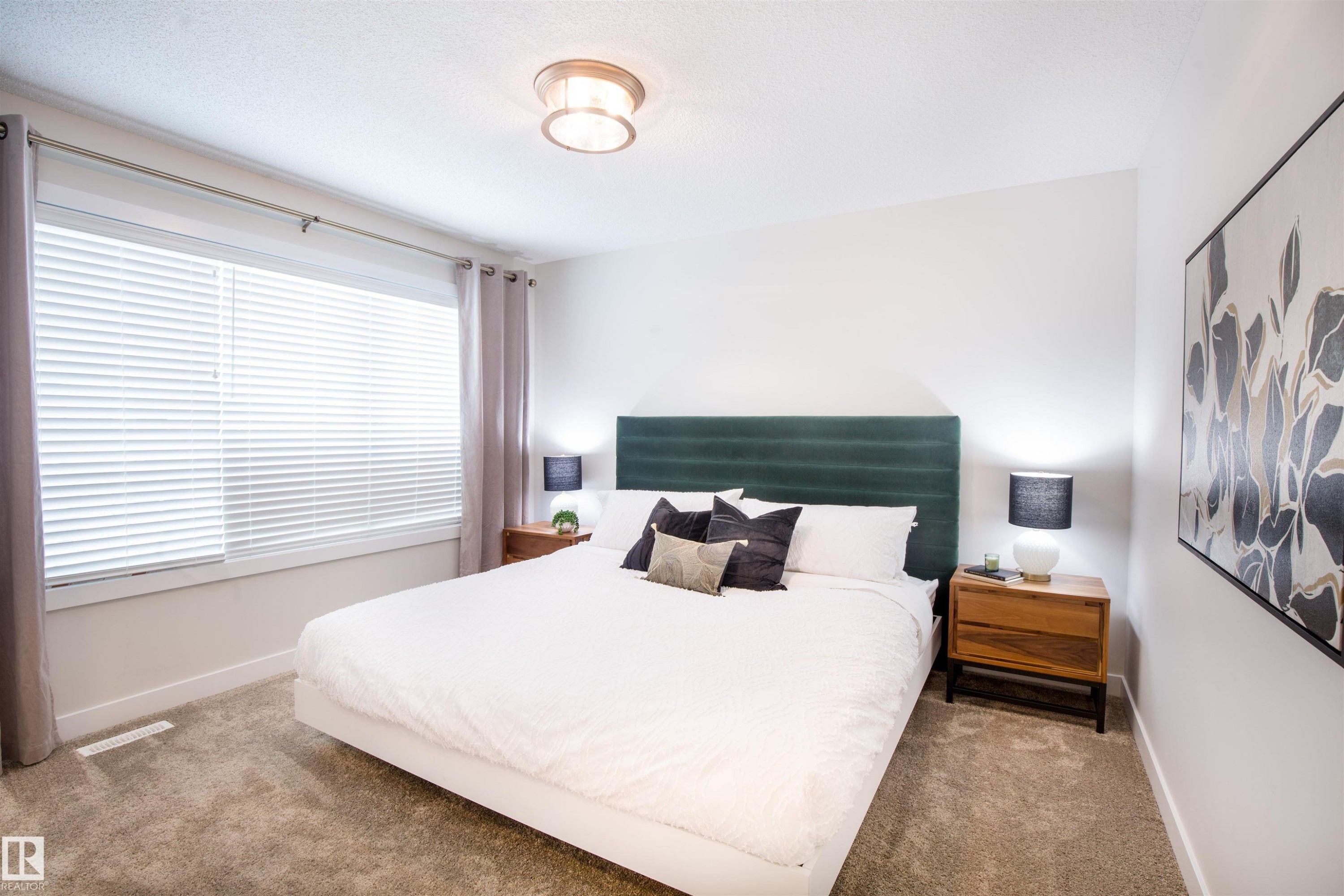 2152 1 Avenue Sw, Edmonton, AB - Indoor Photo Showing Bedroom