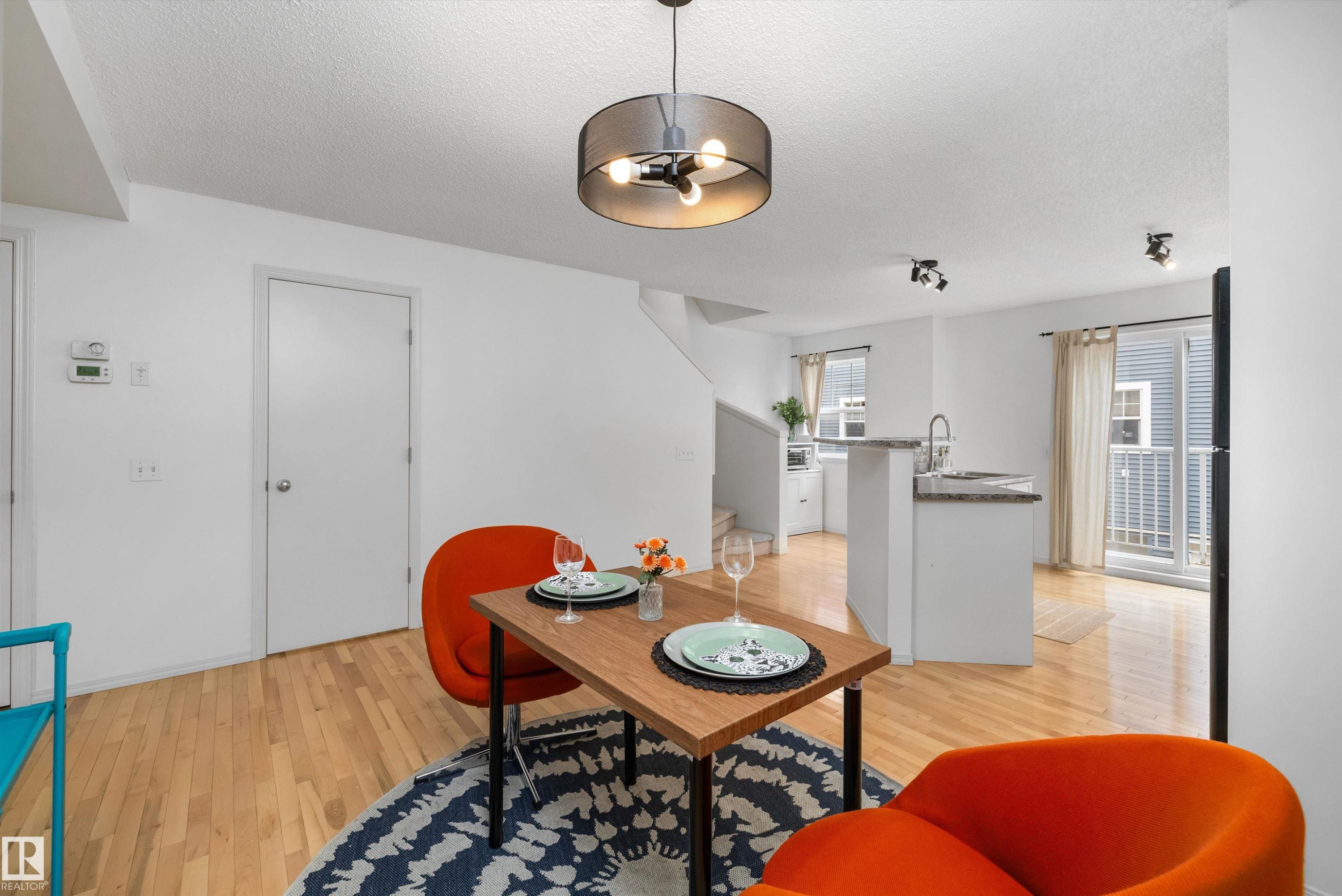 #83 8304 11 Av Sw, Edmonton, AB - Indoor