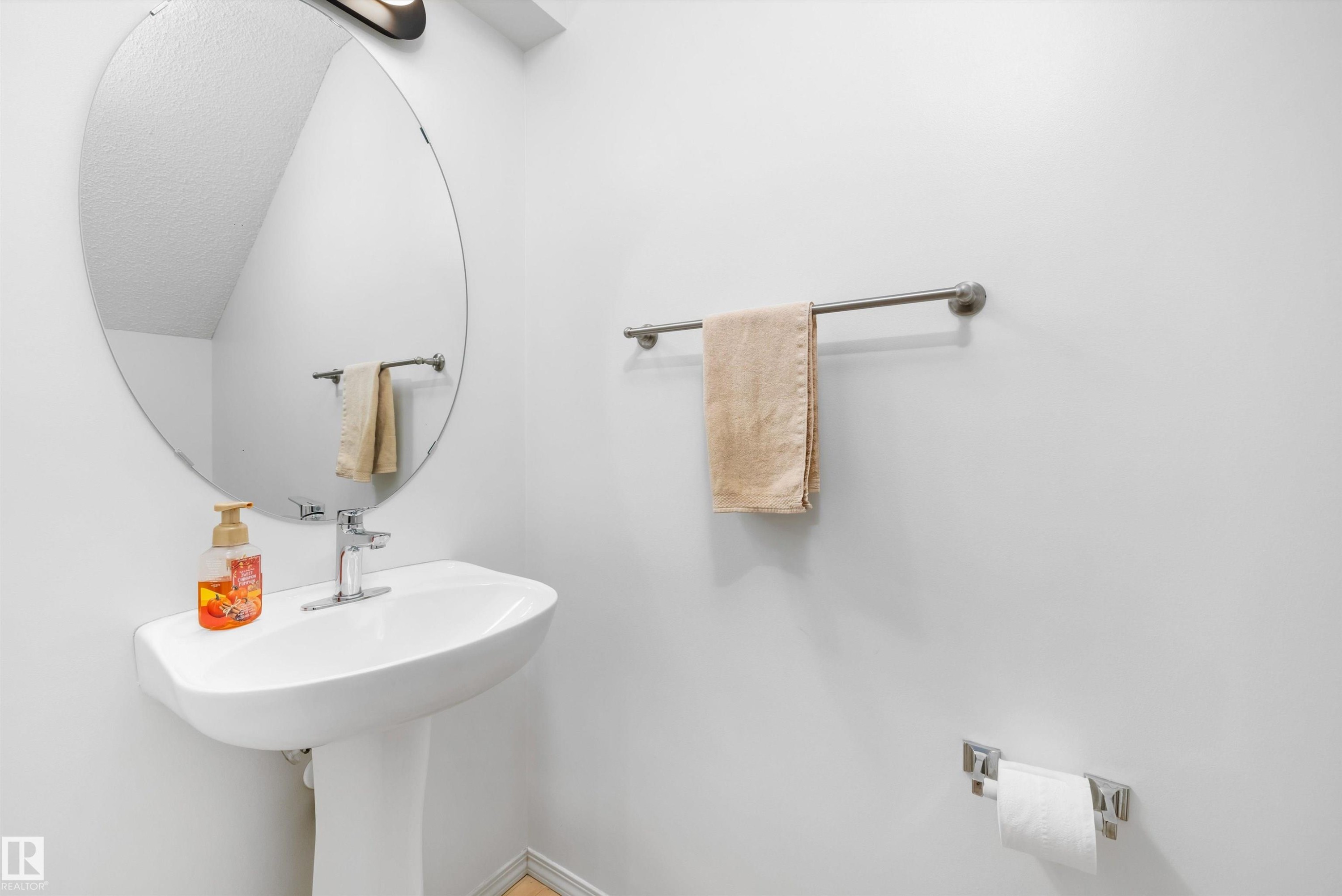 #83 8304 11 Av Sw, Edmonton, AB - Indoor Photo Showing Bathroom