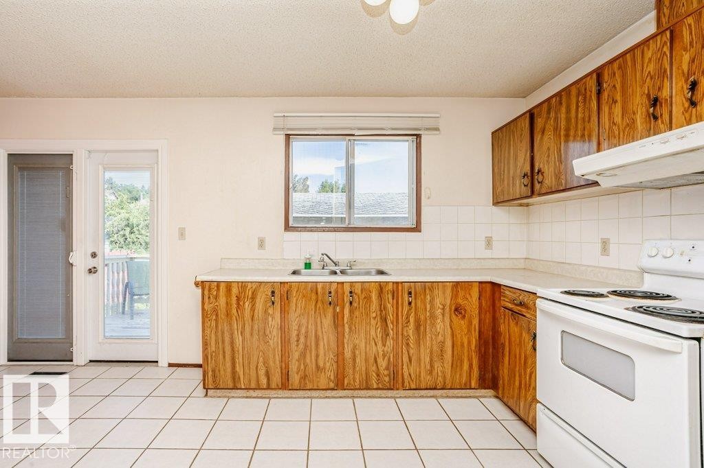 3520 42 Avenue Nw, Edmonton, AB - Indoor Photo Showing Kitchen With Double Sink