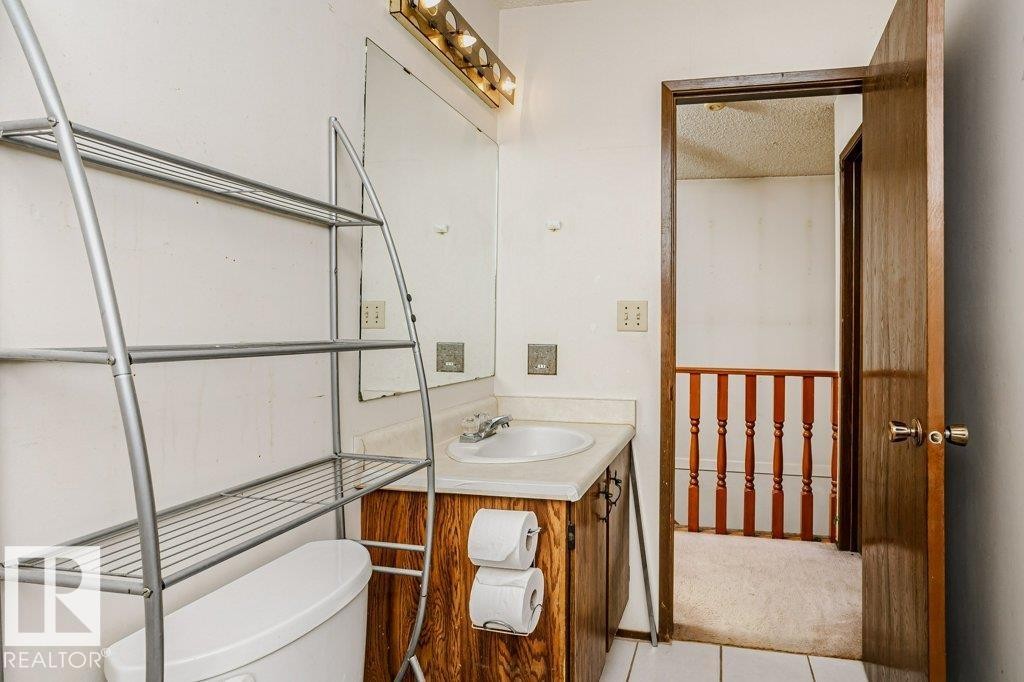 3520 42 Avenue Nw, Edmonton, AB - Indoor Photo Showing Bathroom