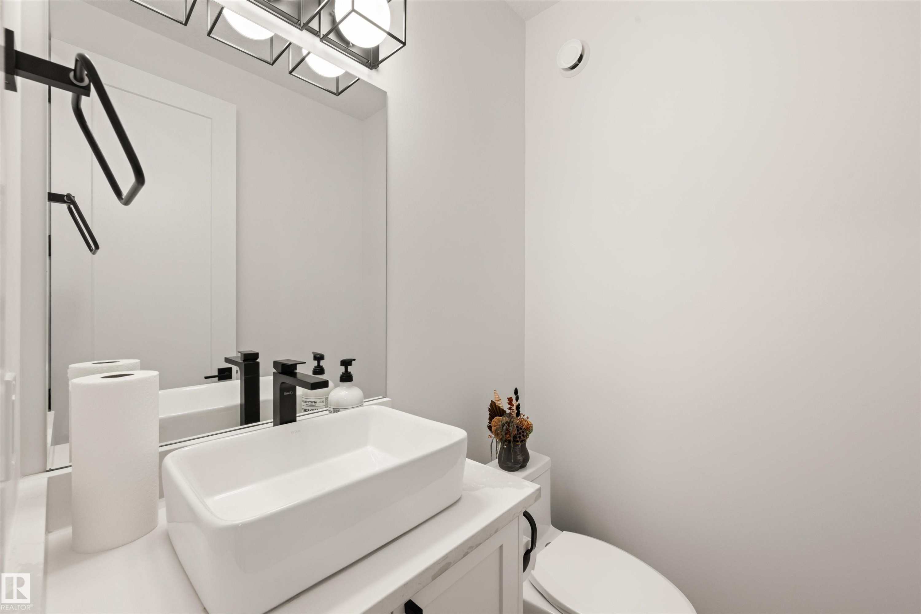 3415 Chickadee Drive Nw, Edmonton, AB - Indoor Photo Showing Bathroom