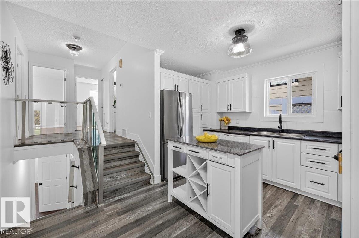 18903 86A Avenue Nw, Edmonton, AB - Indoor Photo Showing Kitchen With Upgraded Kitchen