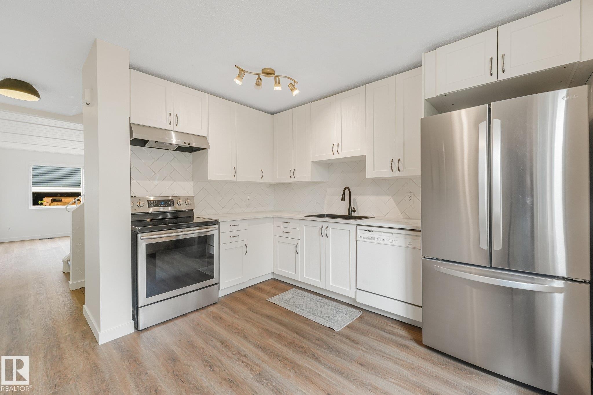 120 Morin Maze Nw, Edmonton, AB - Indoor Photo Showing Kitchen