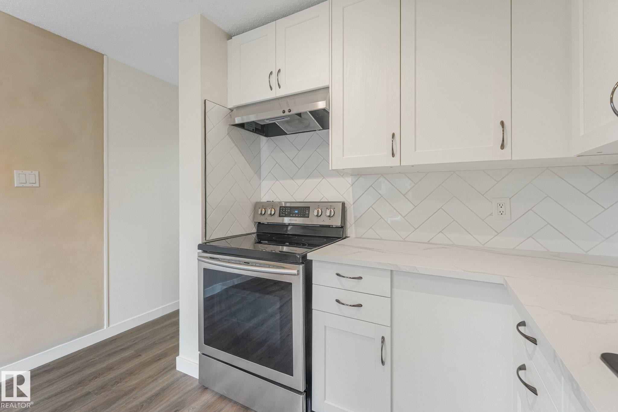 120 Morin Maze Nw, Edmonton, AB - Indoor Photo Showing Kitchen