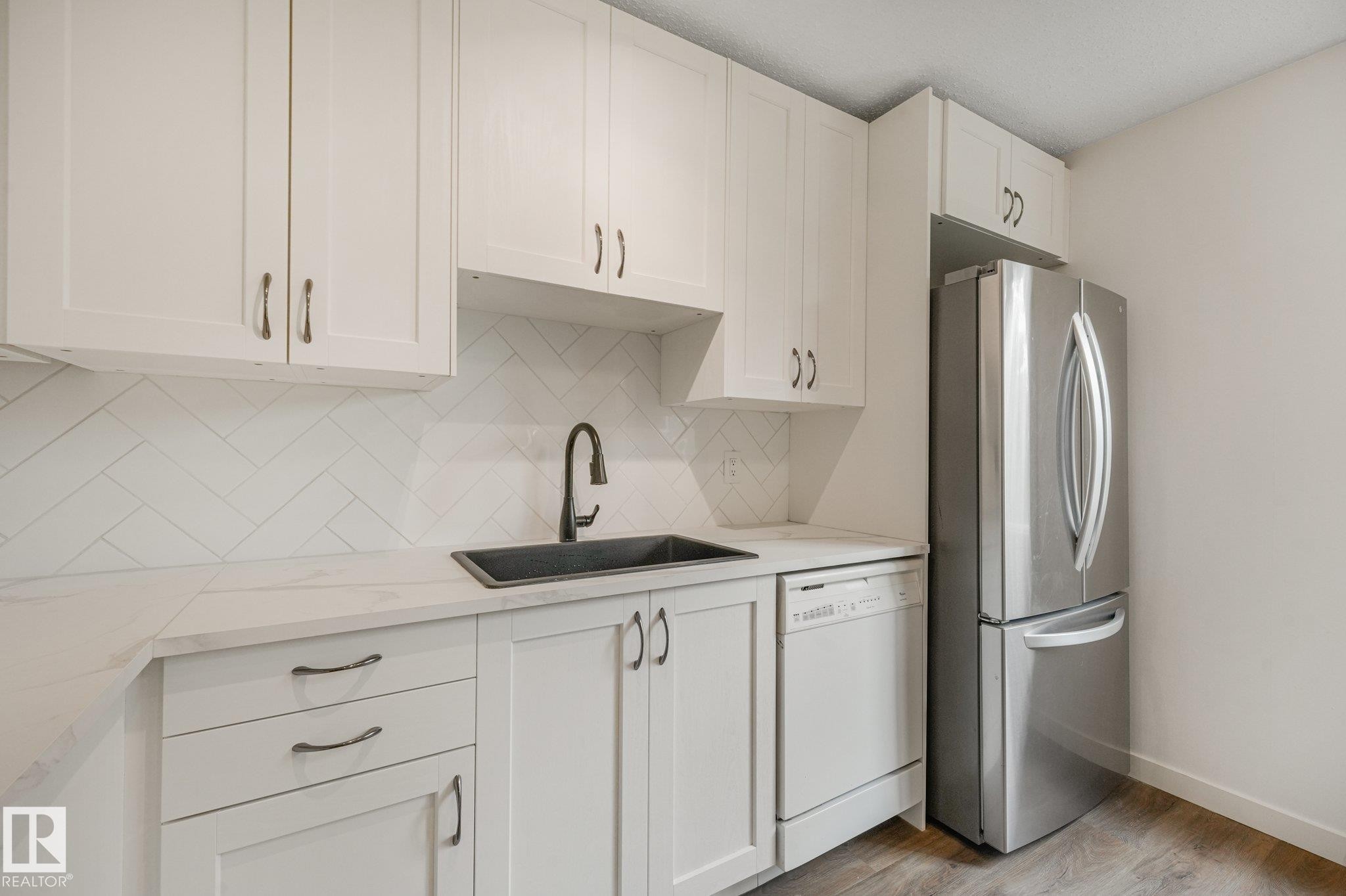 120 Morin Maze Nw, Edmonton, AB - Indoor Photo Showing Kitchen