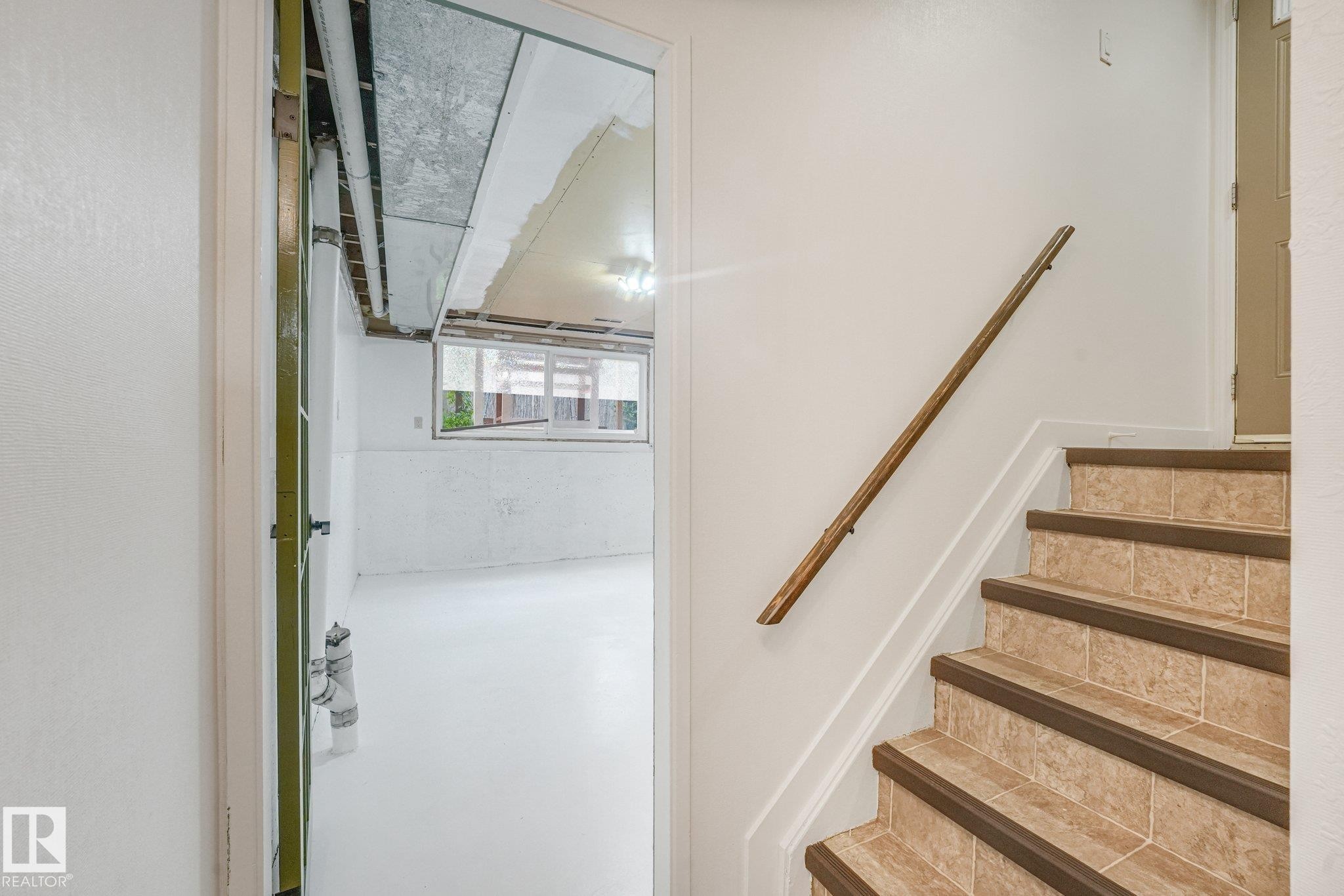 120 Morin Maze Nw, Edmonton, AB - Indoor Photo Showing Other Room