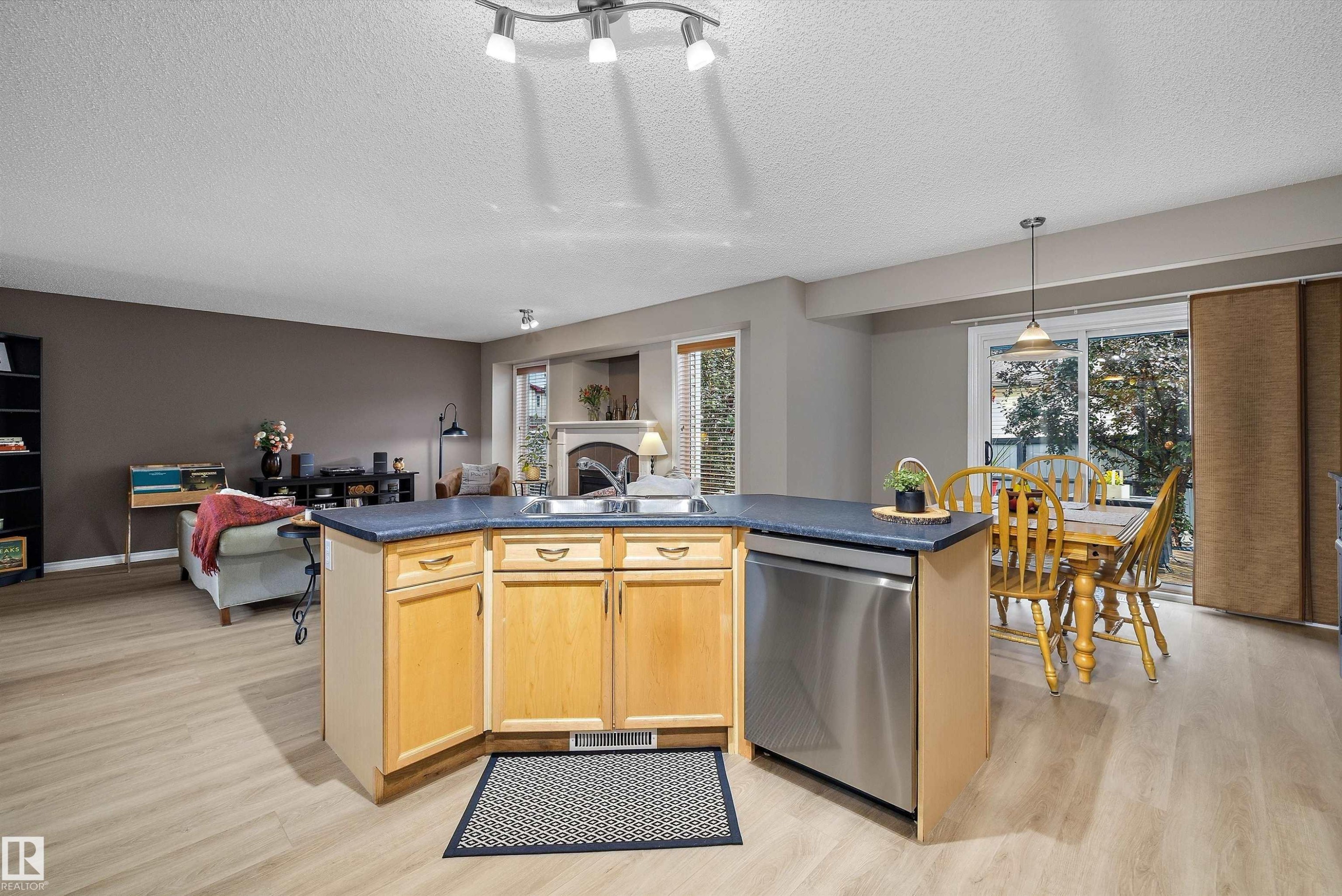 133 Greystone Crescent, Spruce Grove, AB - Indoor Photo Showing Kitchen With Double Sink