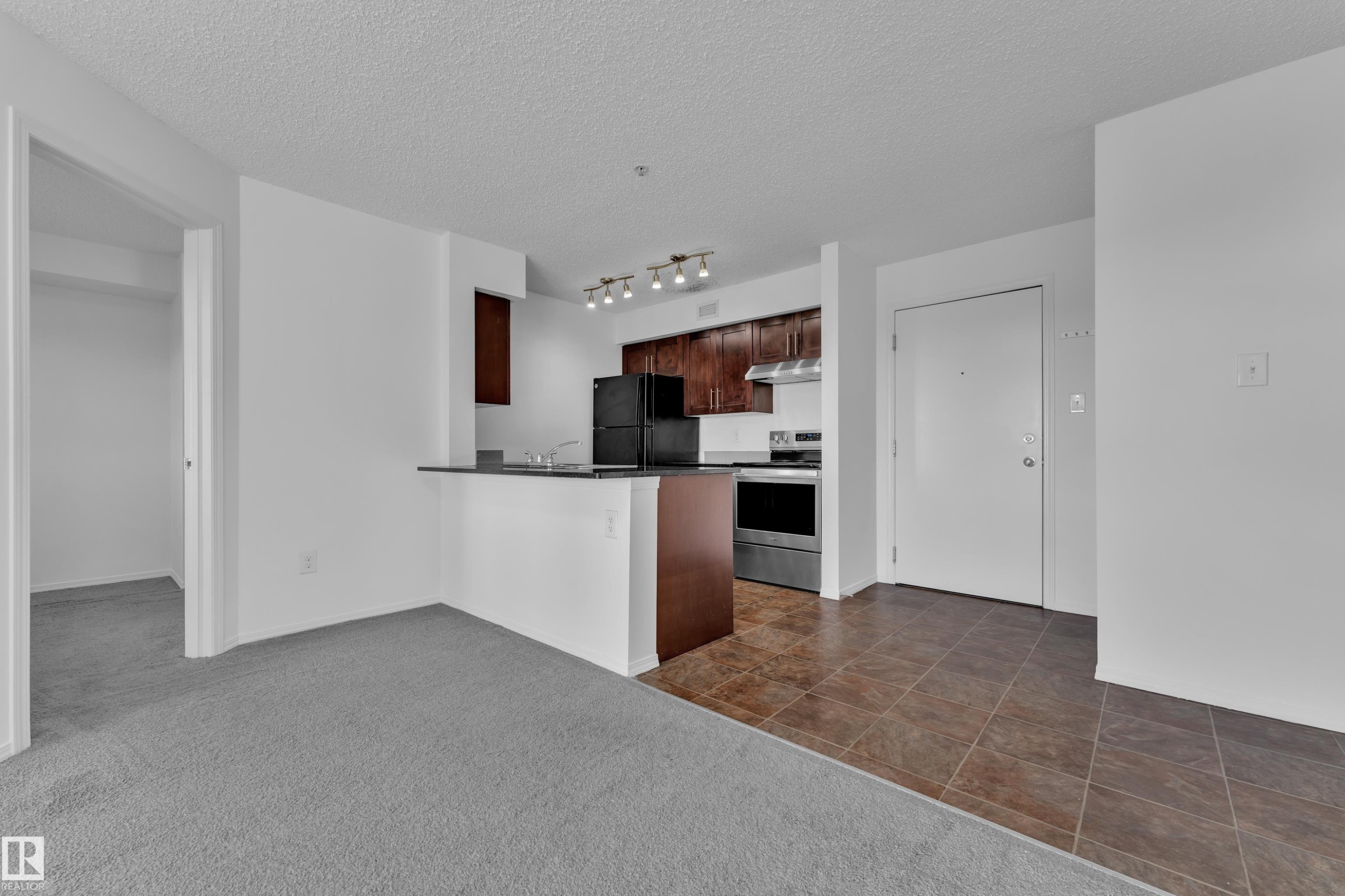 #323 274 Mcconachie Dr Nw, Edmonton, AB - Indoor Photo Showing Kitchen