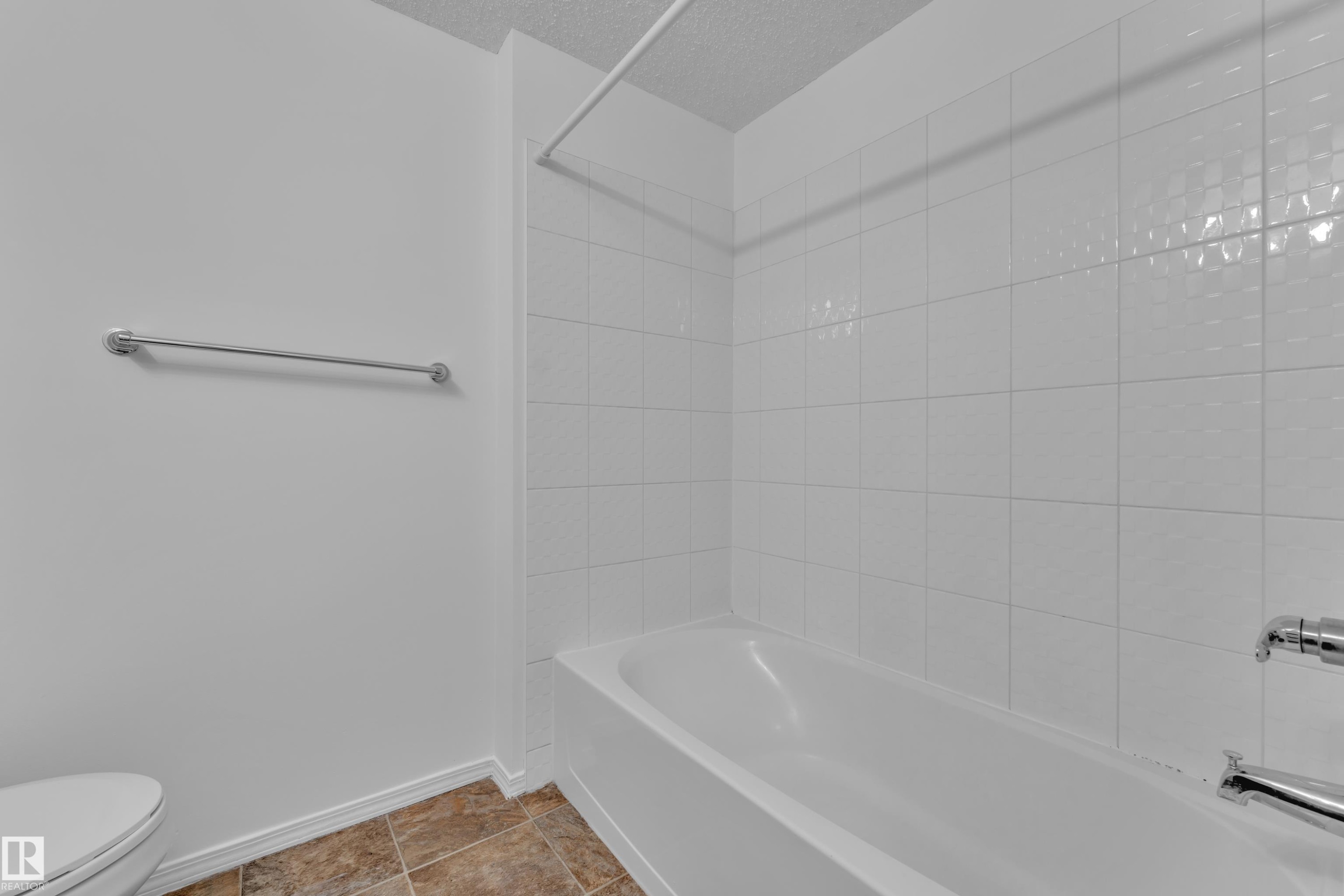 #323 274 Mcconachie Dr Nw, Edmonton, AB - Indoor Photo Showing Bathroom