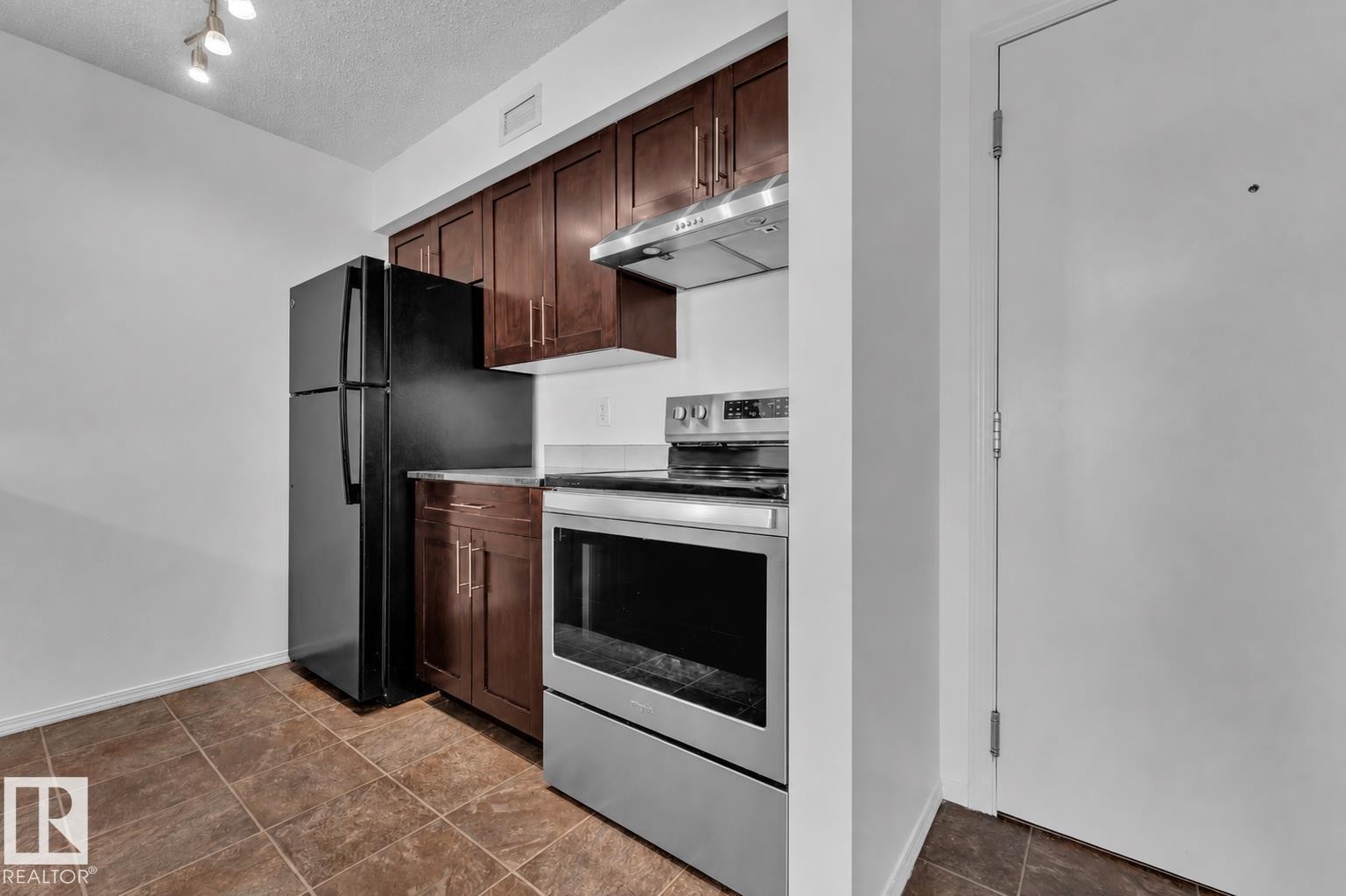 #323 274 Mcconachie Dr Nw, Edmonton, AB - Indoor Photo Showing Kitchen