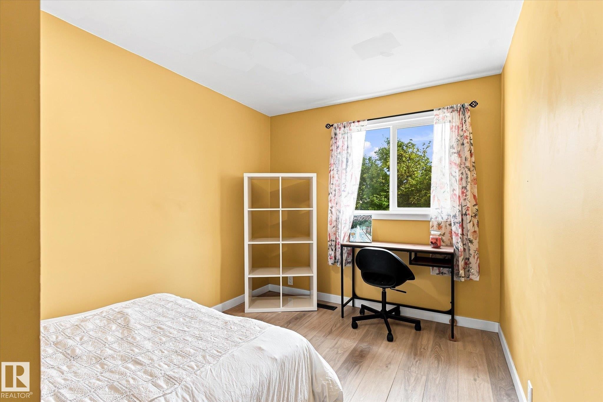 51 Birch Drive, Gibbons, AB - Indoor Photo Showing Bedroom