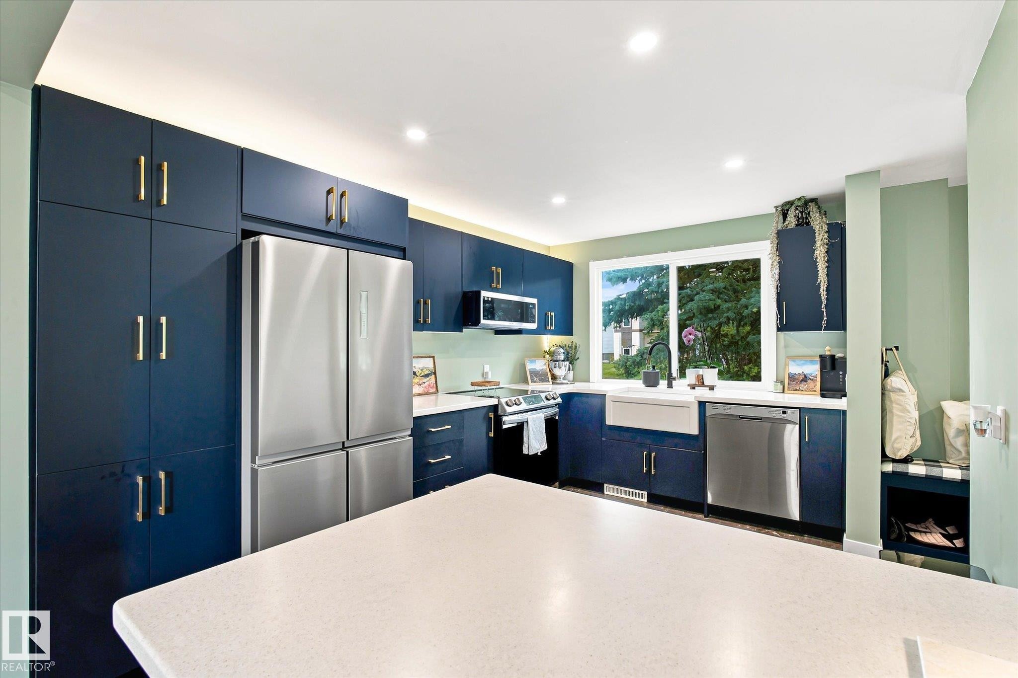 51 Birch Drive, Gibbons, AB - Indoor Photo Showing Kitchen With Upgraded Kitchen