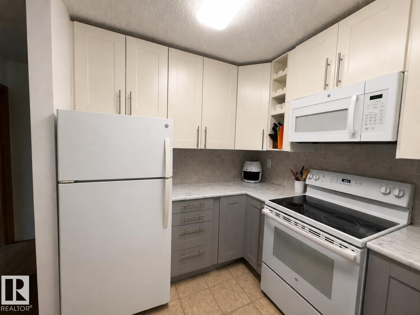 #302 44 Alpine Pl, St. Albert, AB - Indoor Photo Showing Kitchen