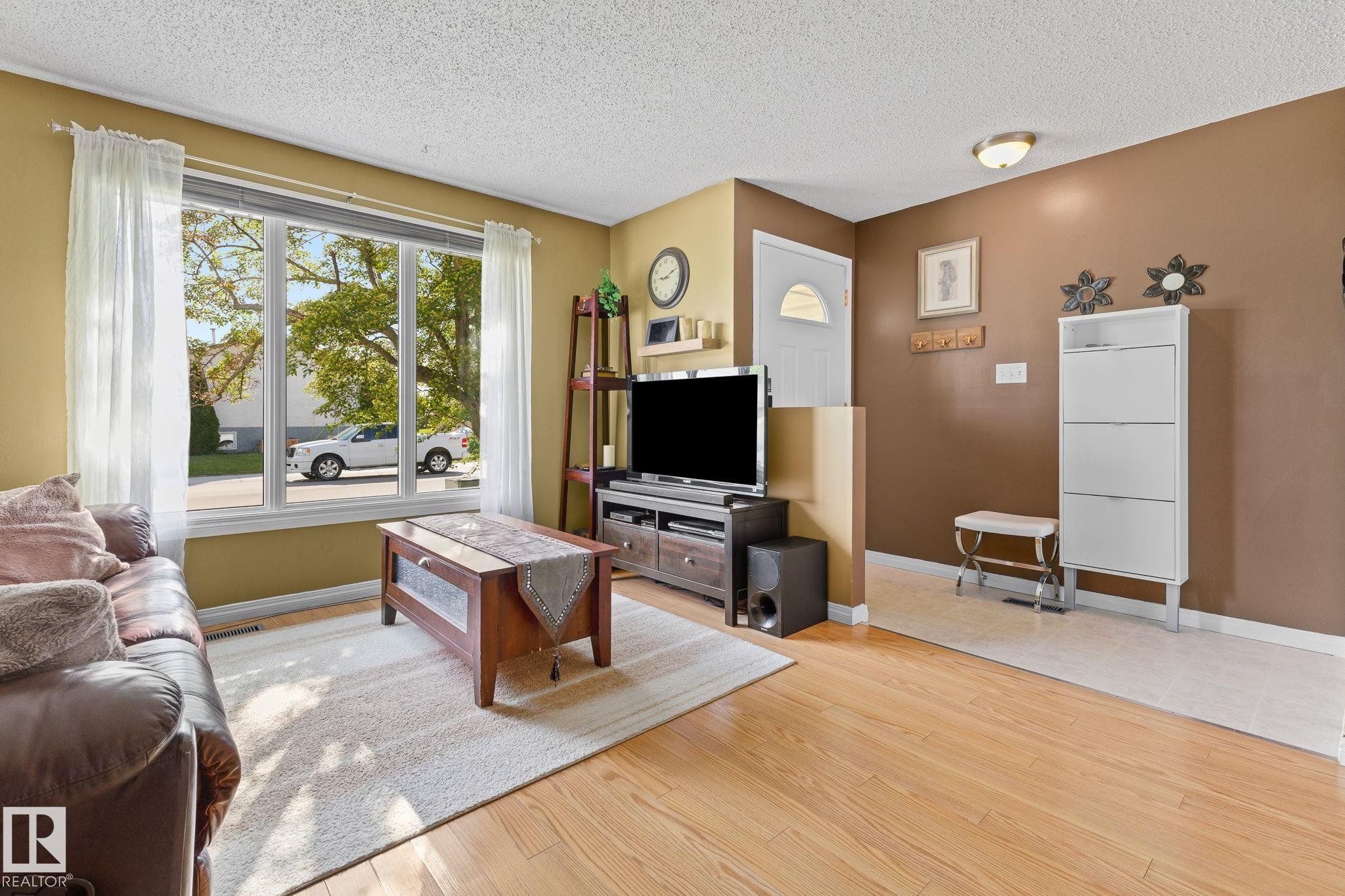 Generous natural light, wood-finish flooring, and a neutral color palette - 17132 103 Street Nw, Edmonton, AB