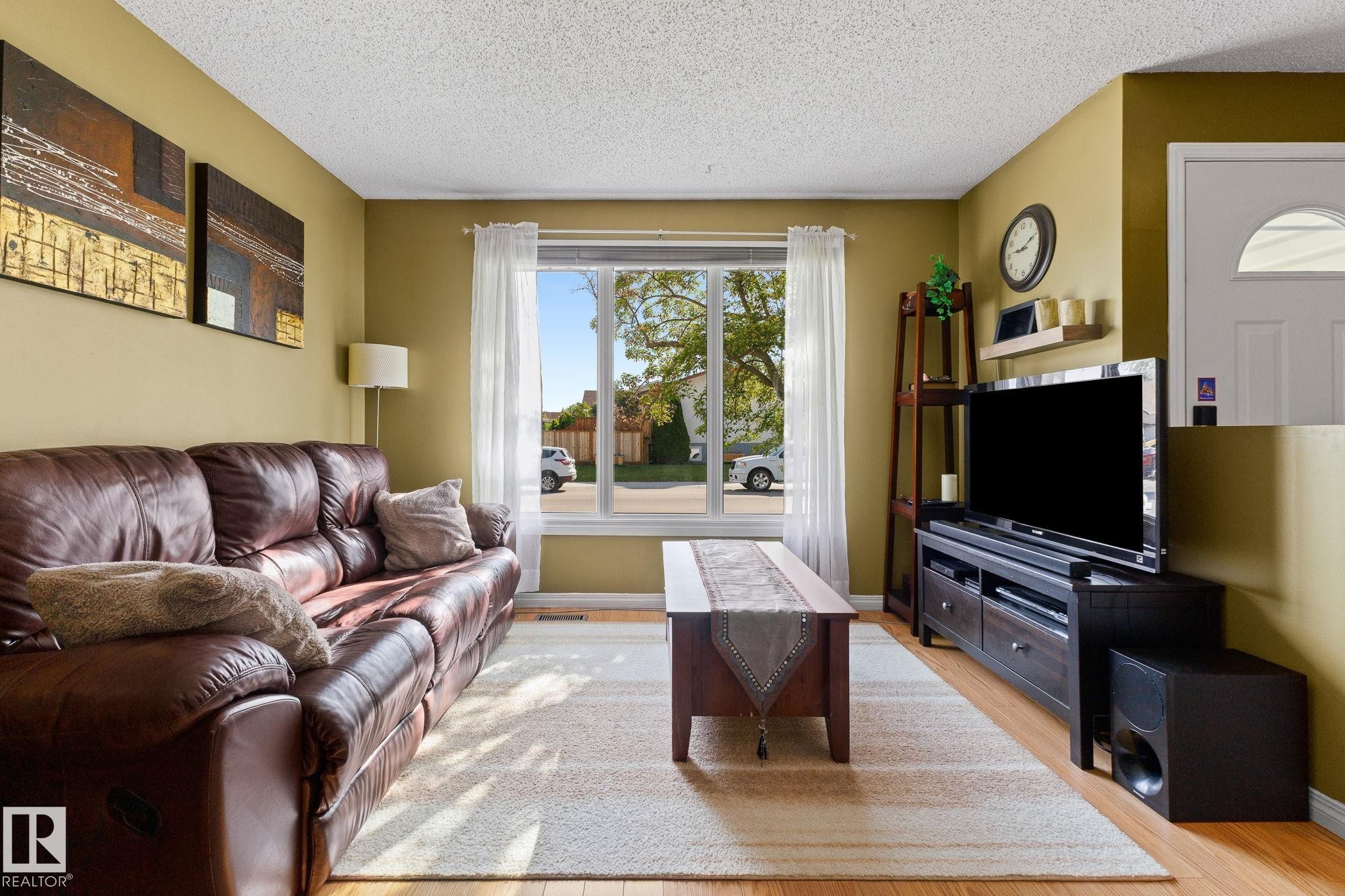 Wood-finish flooring with a neutral wall color - 17132 103 Street Nw, Edmonton, AB
