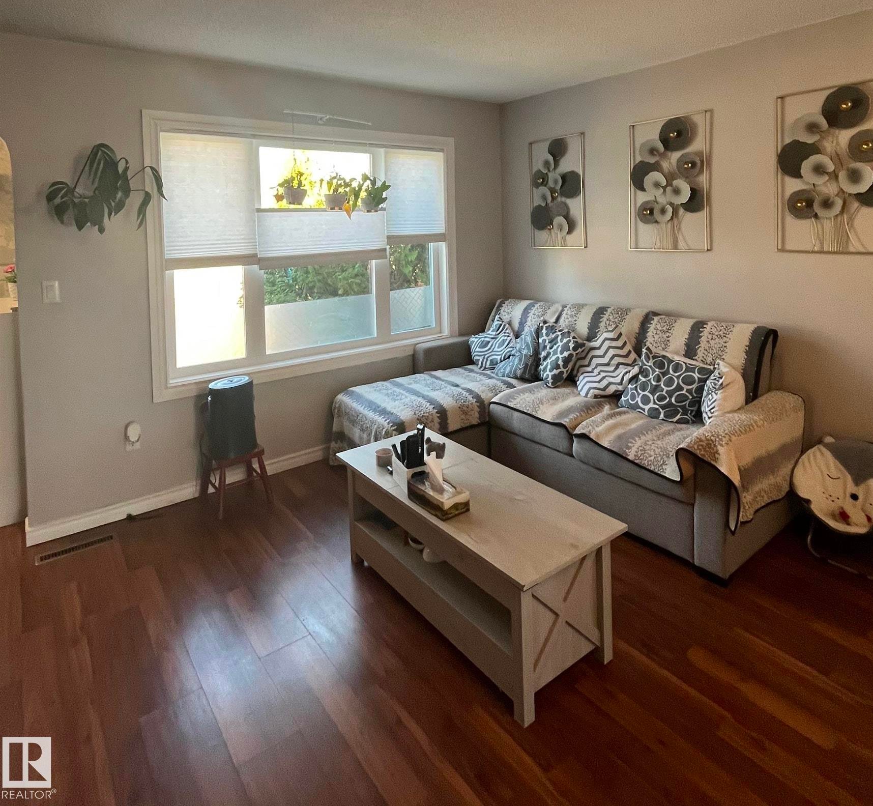 5027 49 Ave, Vilna, AB - Indoor Photo Showing Living Room