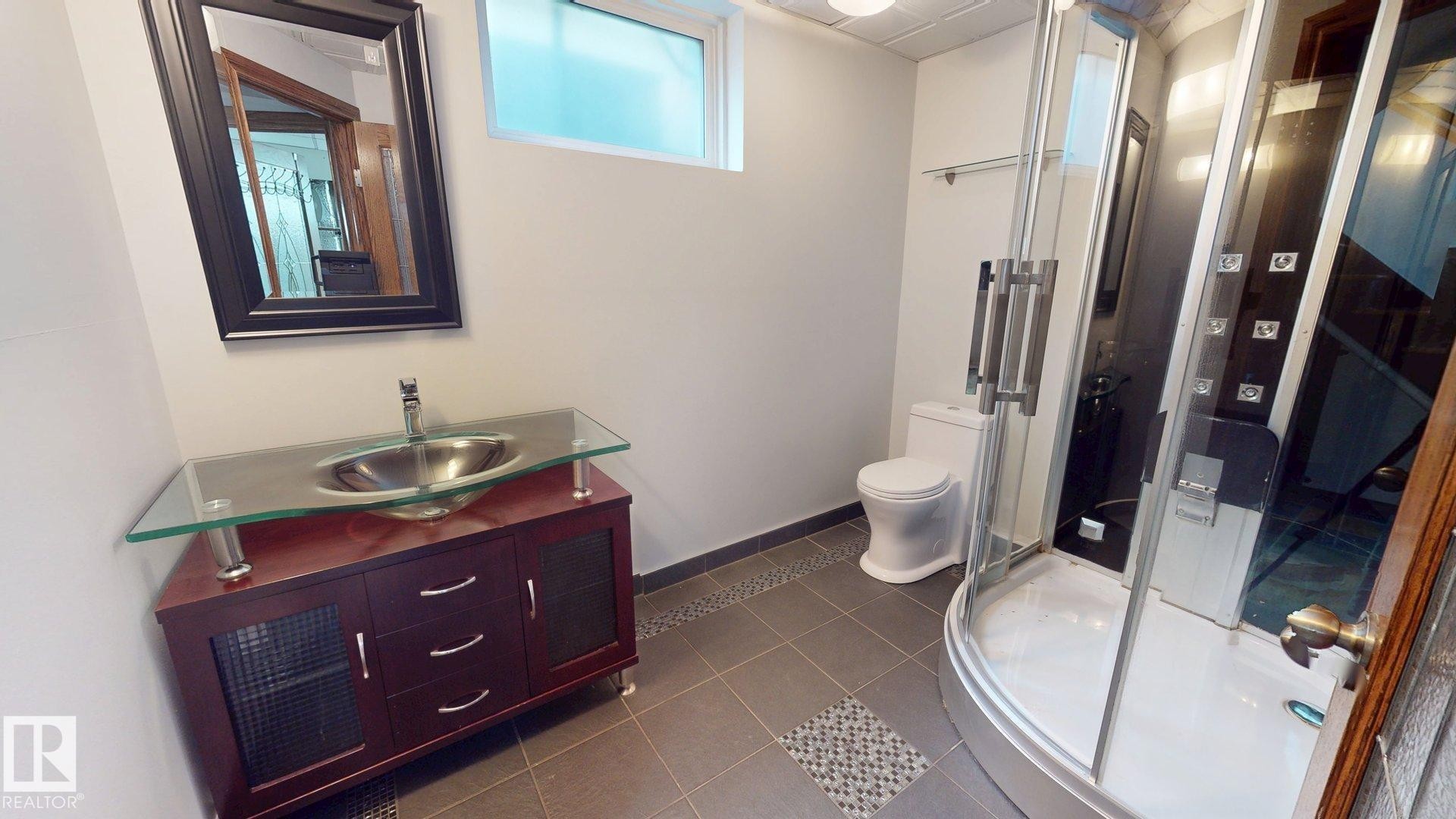 9503 77 Street Nw, Edmonton, AB - Indoor Photo Showing Bathroom