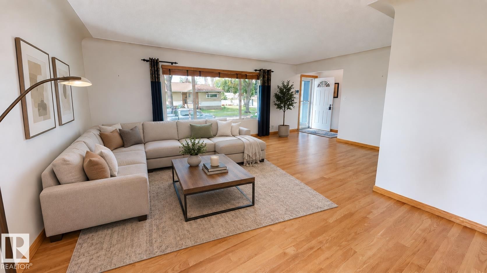 9503 77 Street Nw, Edmonton, AB - Indoor Photo Showing Living Room