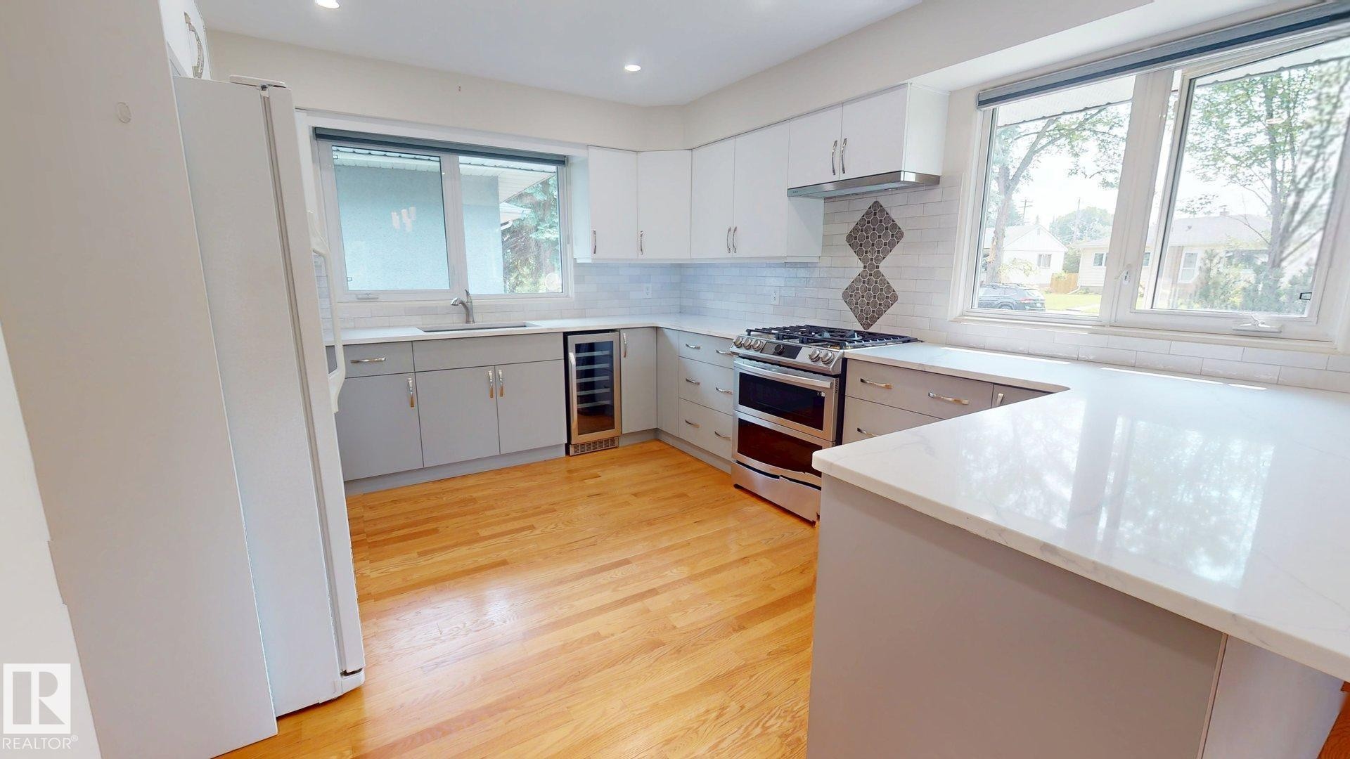 9503 77 Street Nw, Edmonton, AB - Indoor Photo Showing Kitchen With Upgraded Kitchen