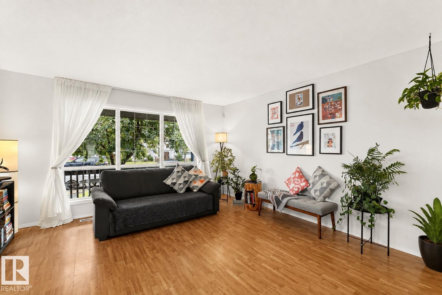 14823 47 Street Nw, Edmonton, AB - Indoor Photo Showing Living Room