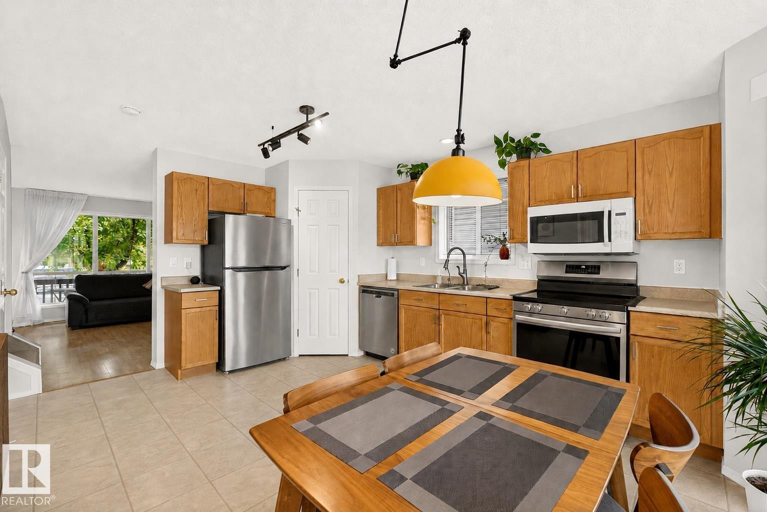 14823 47 Street Nw, Edmonton, AB - Indoor Photo Showing Kitchen With Double Sink