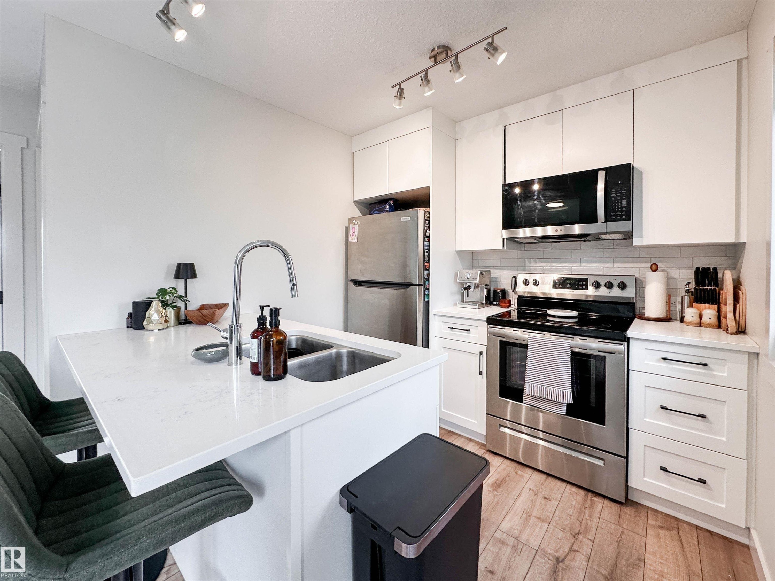 356 Jensen Lakes Boulevard, St. Albert, AB - Indoor Photo Showing Kitchen With Double Sink With Upgraded Kitchen