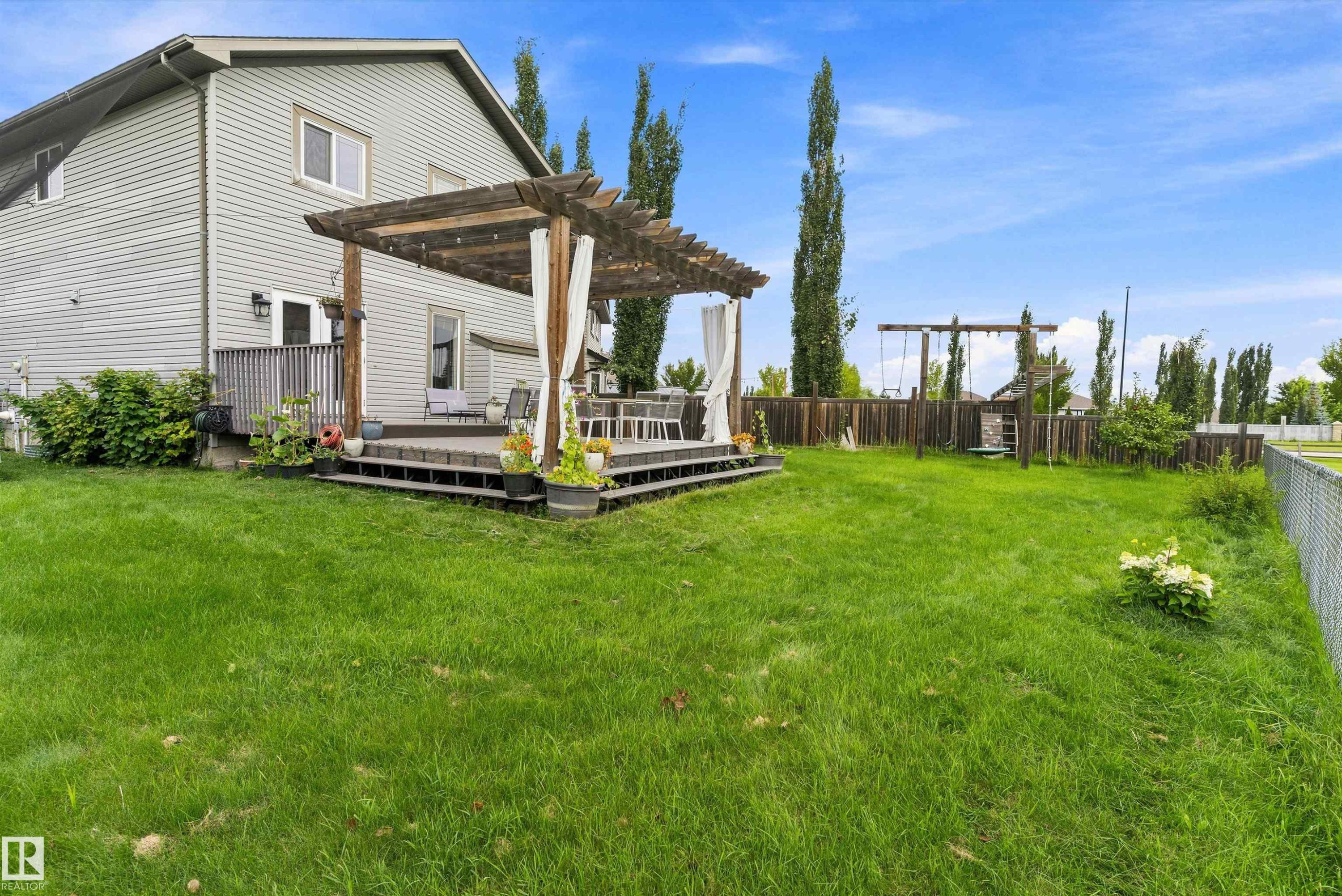 Spacious lawn area with a chain-link perimeter fence - 20845 92A Avenue Nw, Edmonton, AB - Outdoor